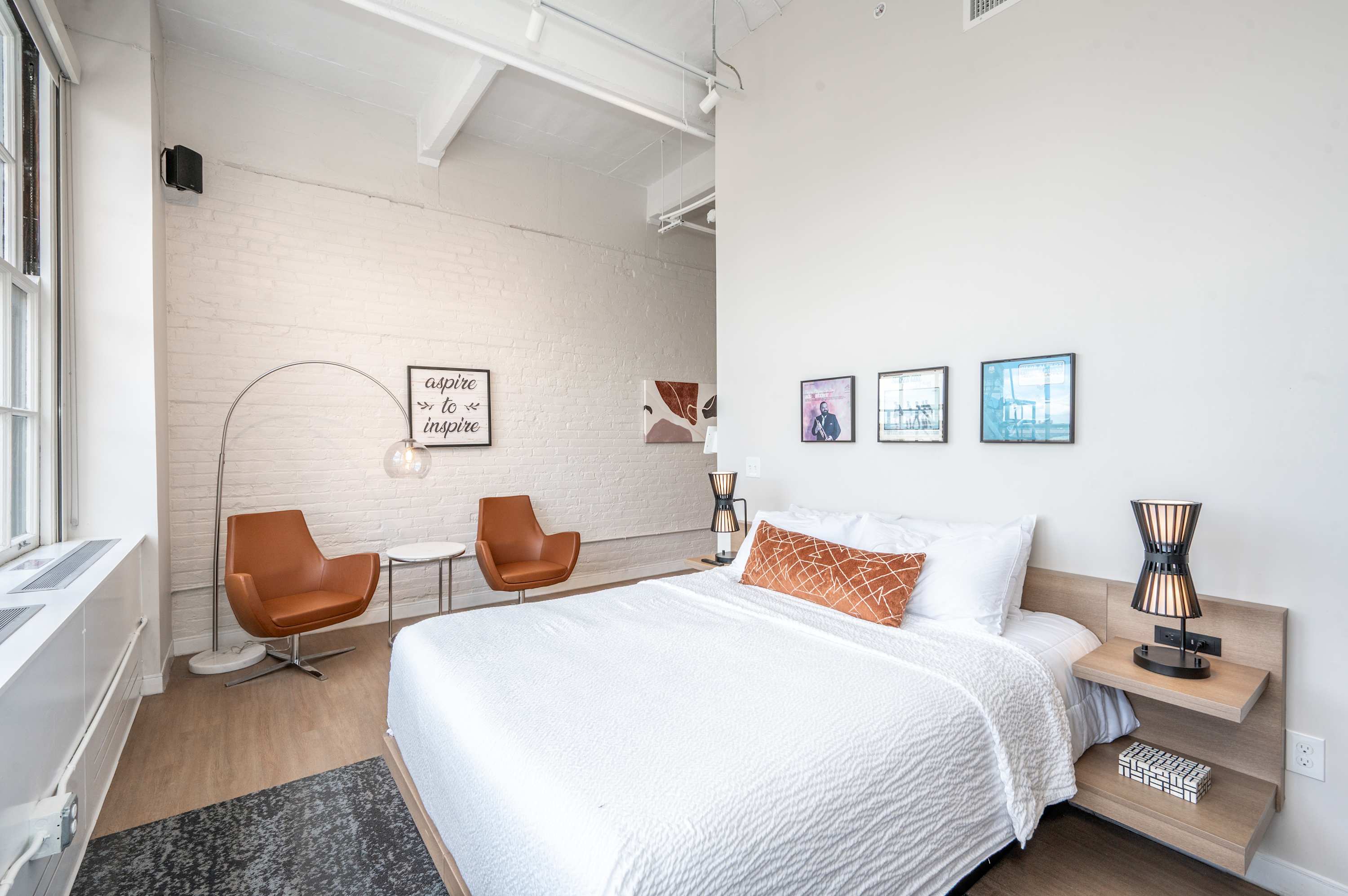 Take a rejuvenating snooze in the plush queen-sized bed​