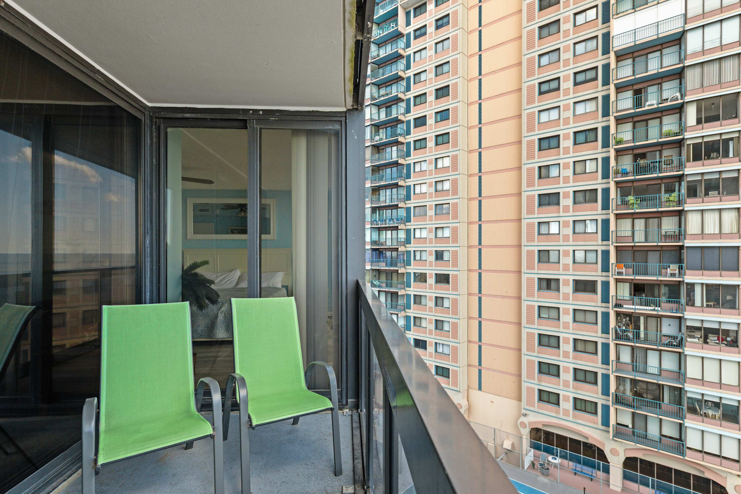 Golden Sands 701, Beachfront Family Resort Escape