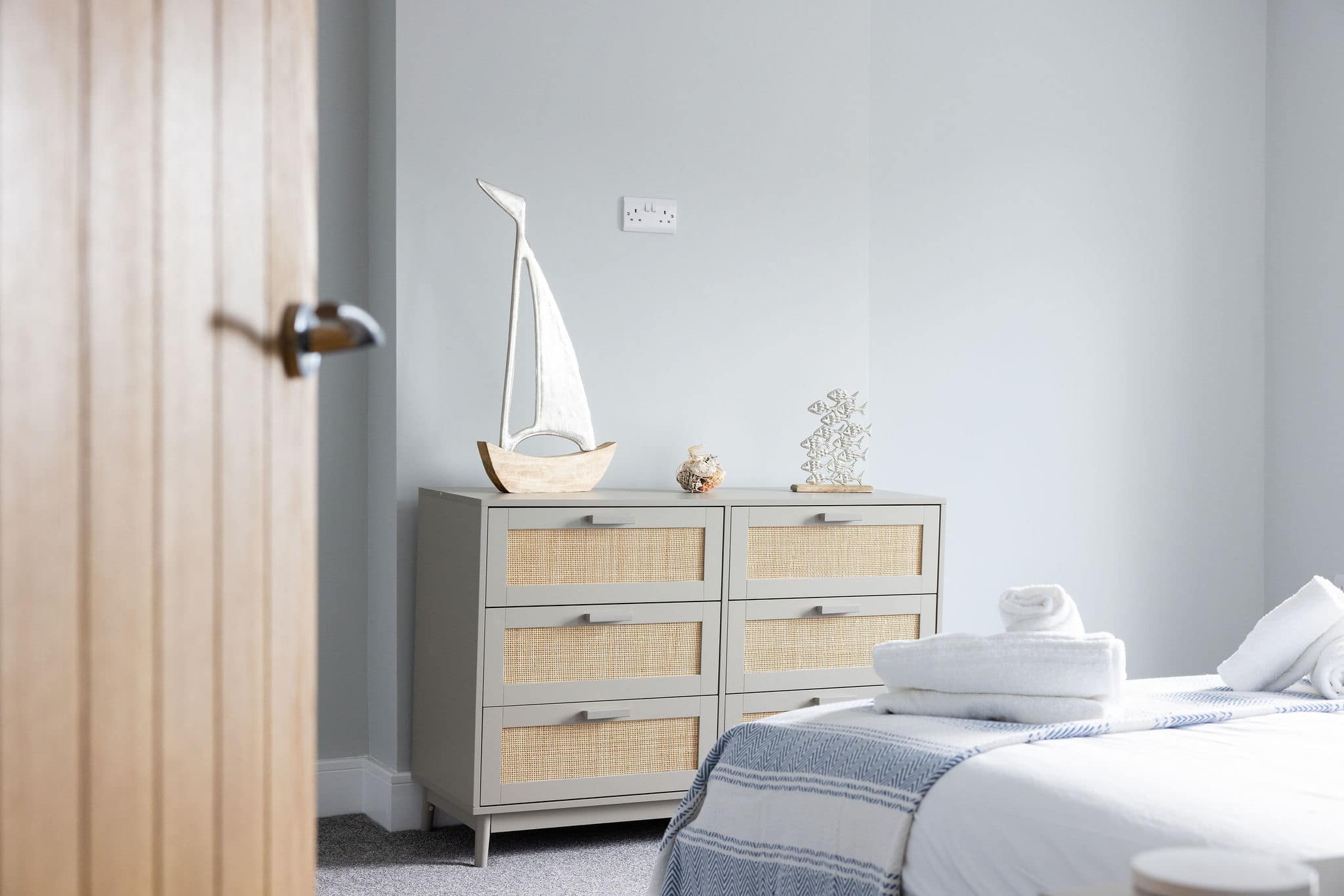 The home has recently been fully renovated throughout, decorated and furnished in calm, neutral tones.