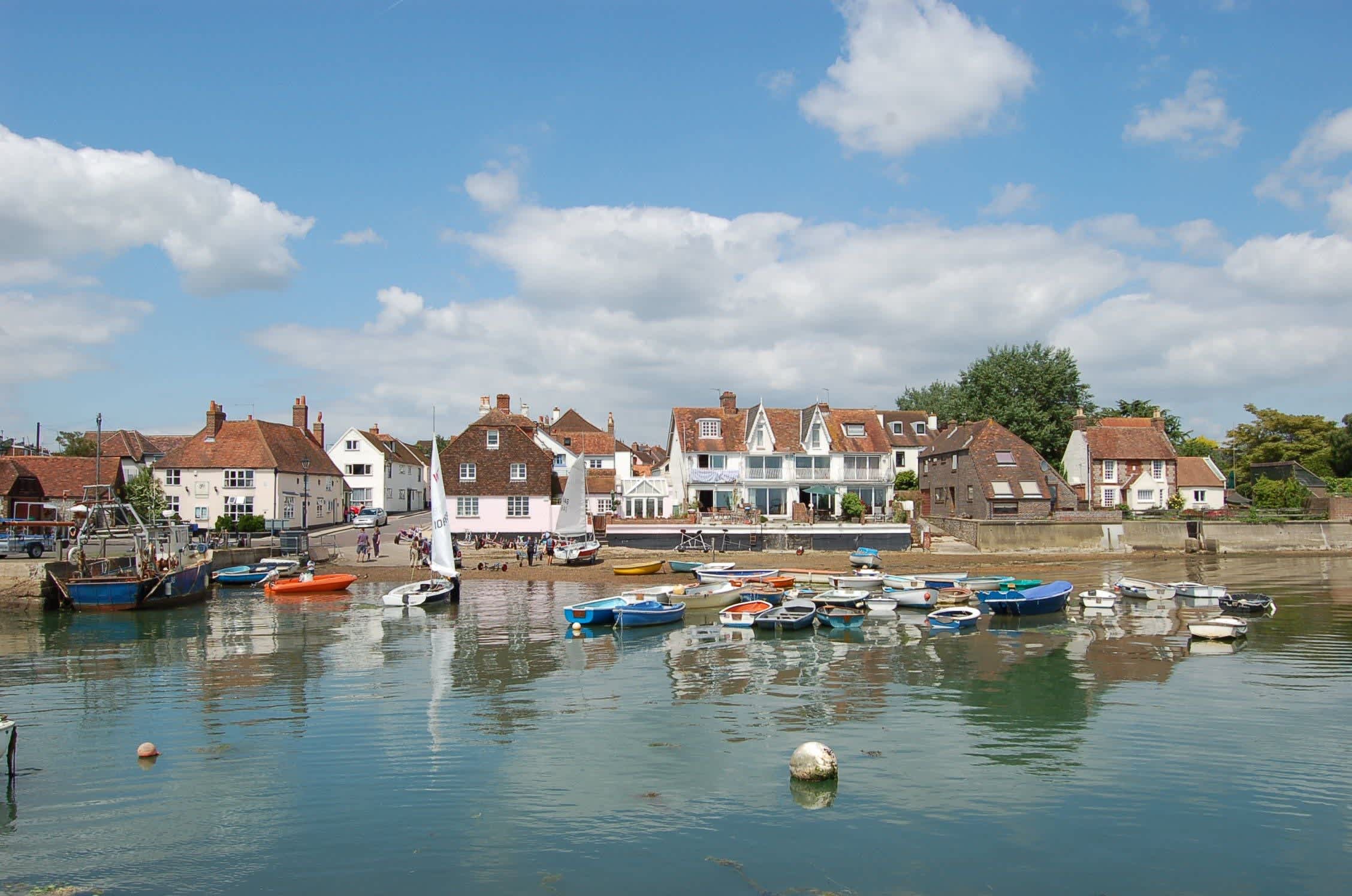 Emsworth Quay is 5 minute drive away or half an hour stroll. Discover waterside cafes and restaurants, ice cream parlours and independent gift shops and art galleries.