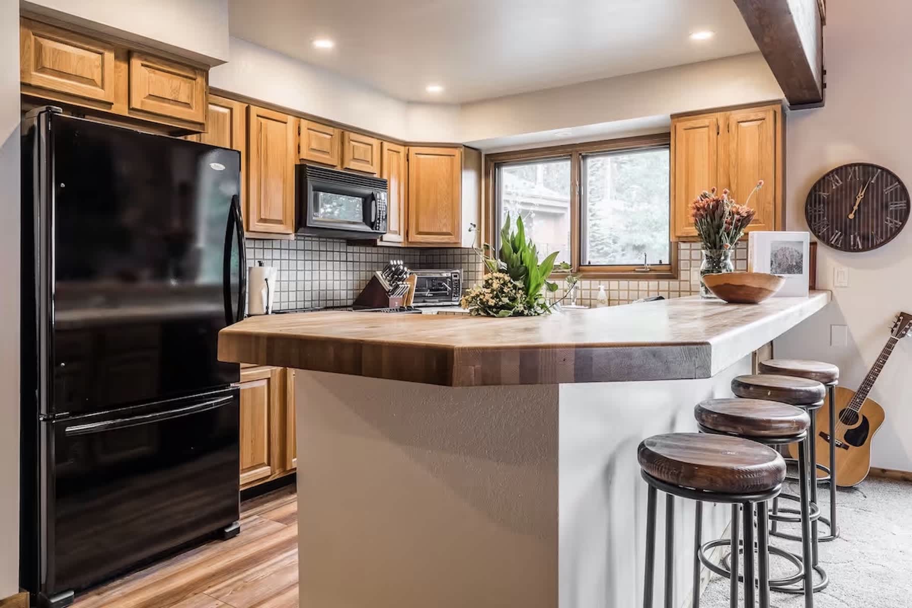 Fully-equipped kitchen w/ breakfast bar for 4, & coffee station!