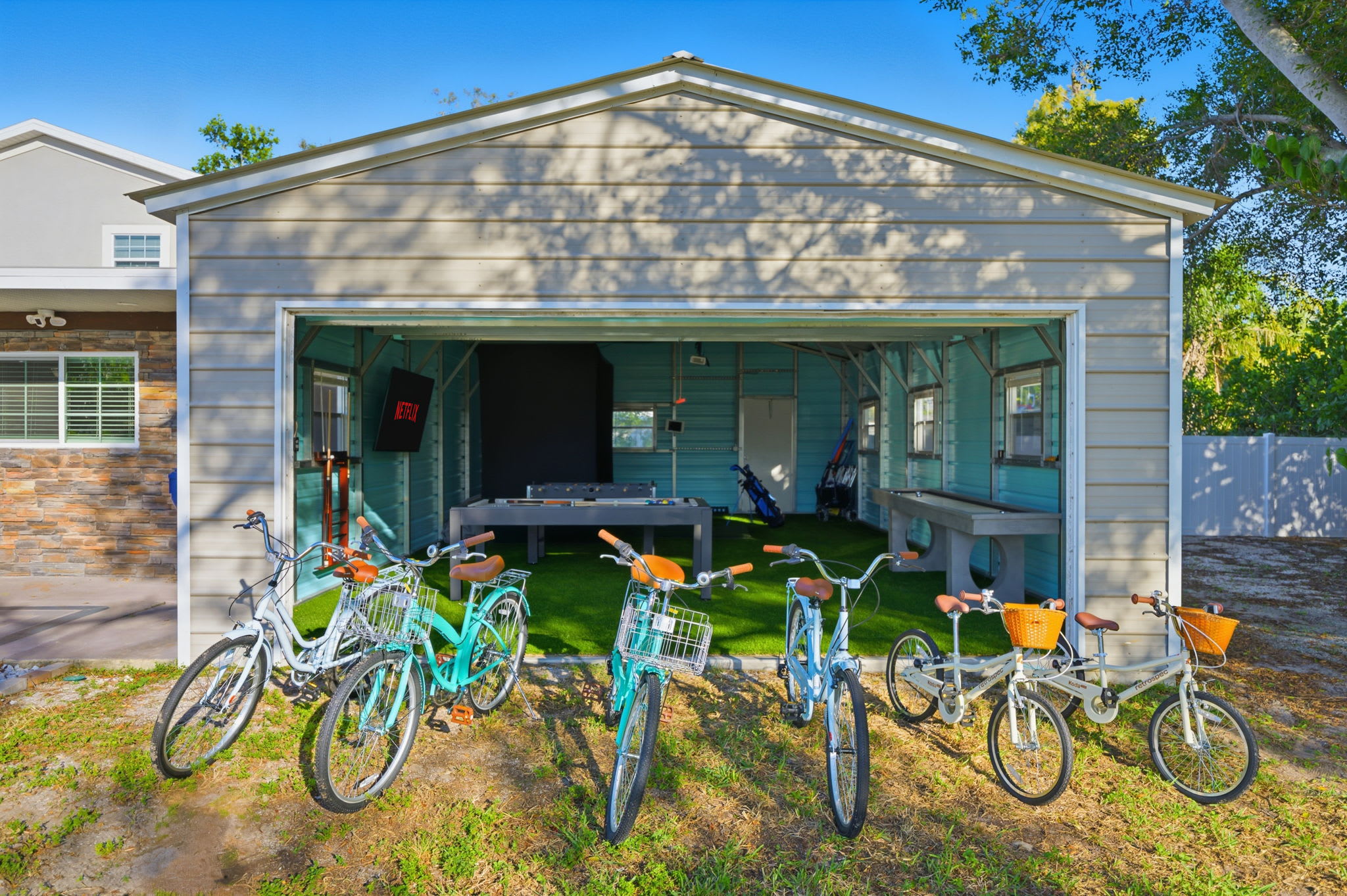 Sleeps 16 • Golf Simulator • Pickleball • Pool/Spa 6