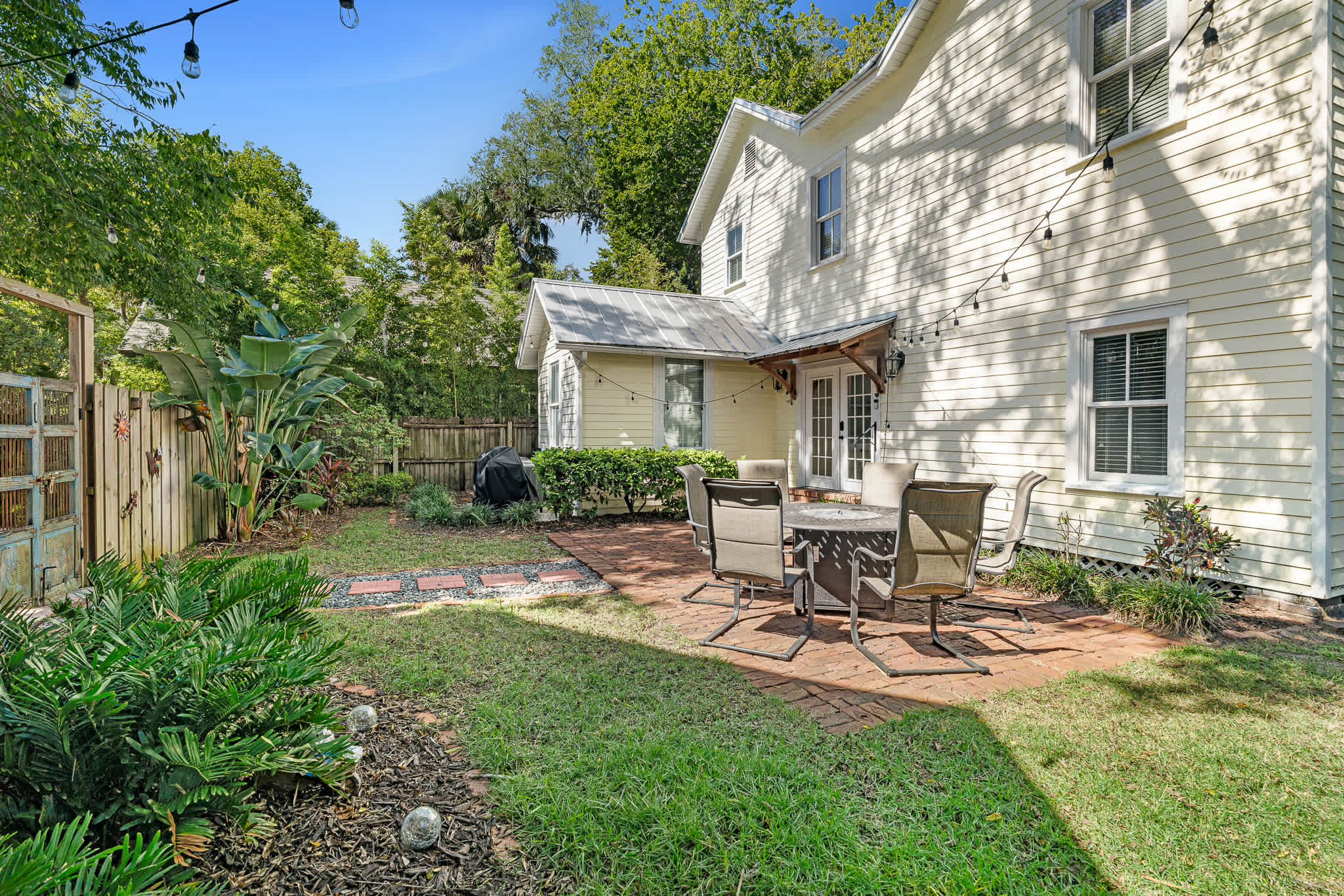 Secret Garden Hideaway | Walk to DNTN | Sleeps 8