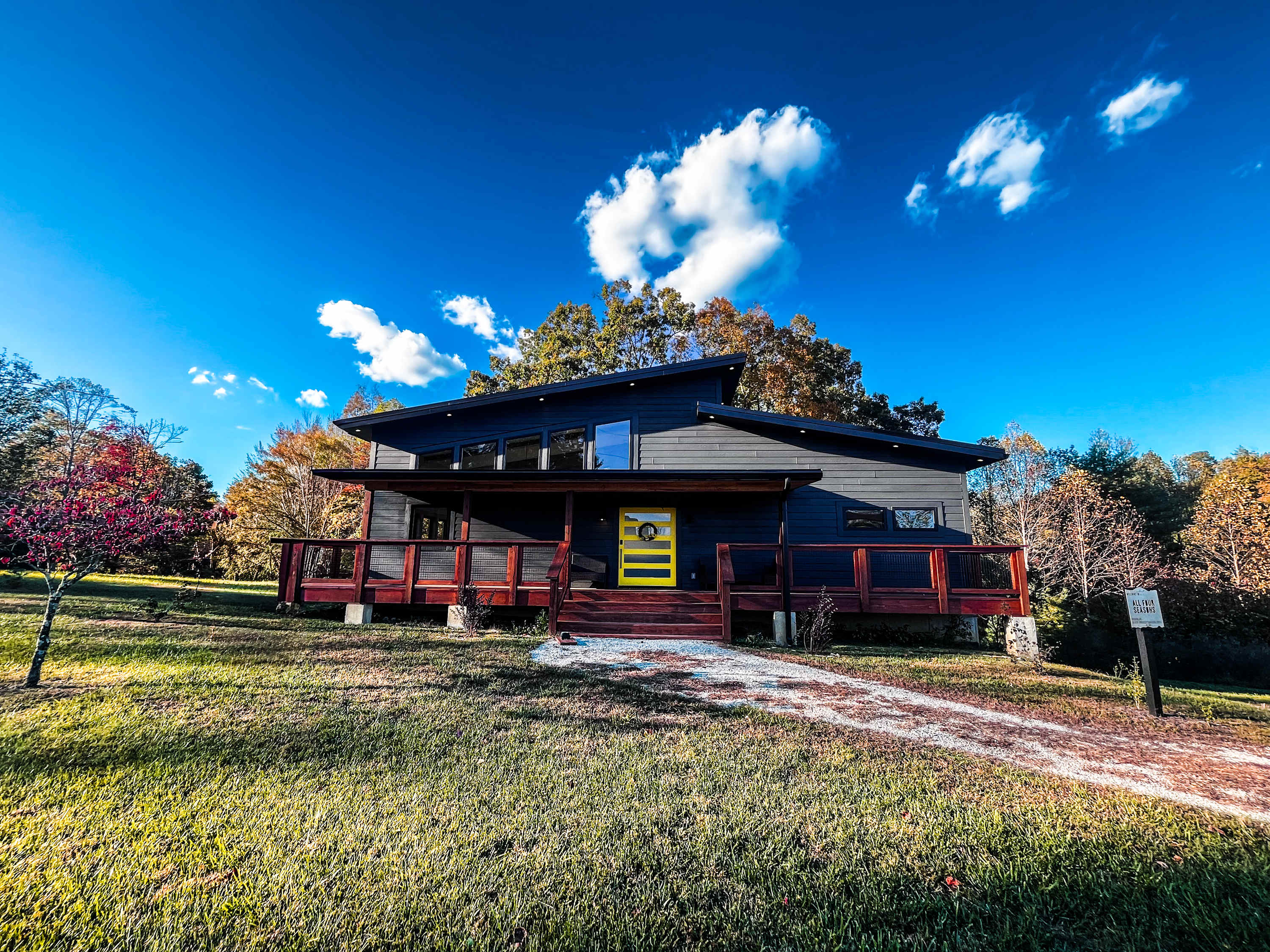 All Four Seasons Cabin | RRG | King Beds | Hot Tub | Just 3 Min From The Gorge Underground! — Leeco, KY — vacation rental