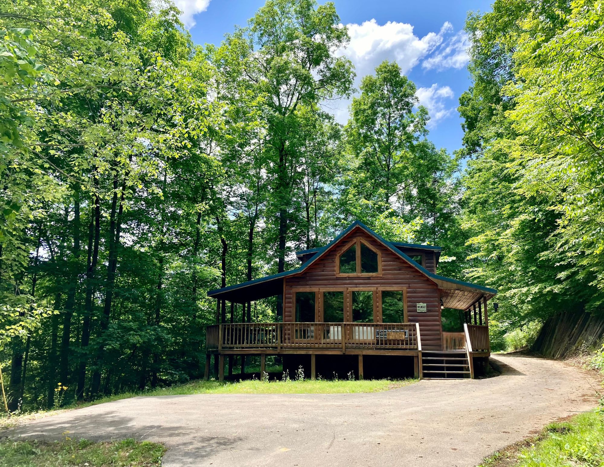 Wildcat Cabin • Pet Friendly, Hot Tub, Forest Stay — Stanton, KY — vacation rental