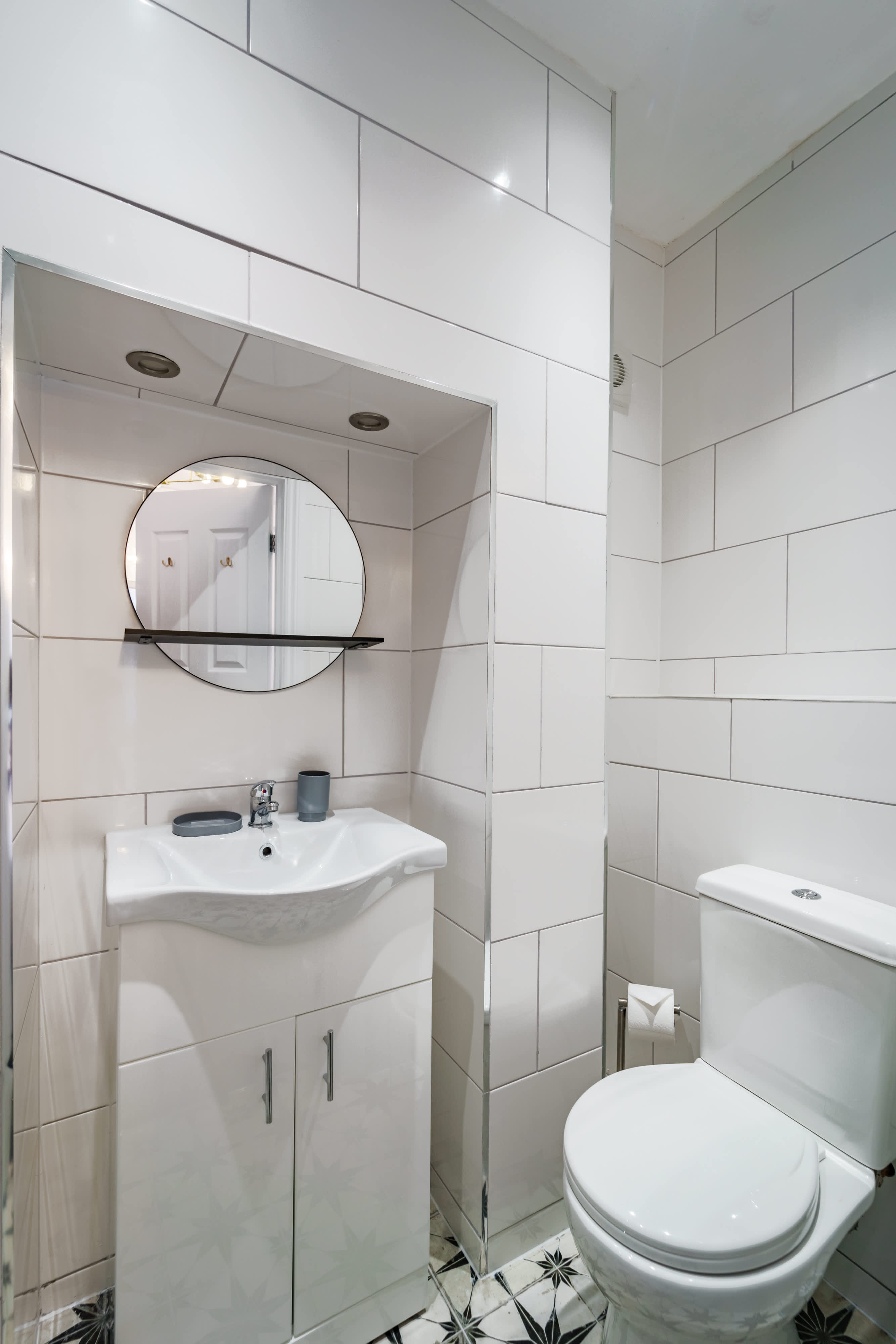 The Adelphi | King Studio w/ Free Private Parking in Studio 5, 39 Grove Road CV37 6PB - Property image 10 - VivreStays