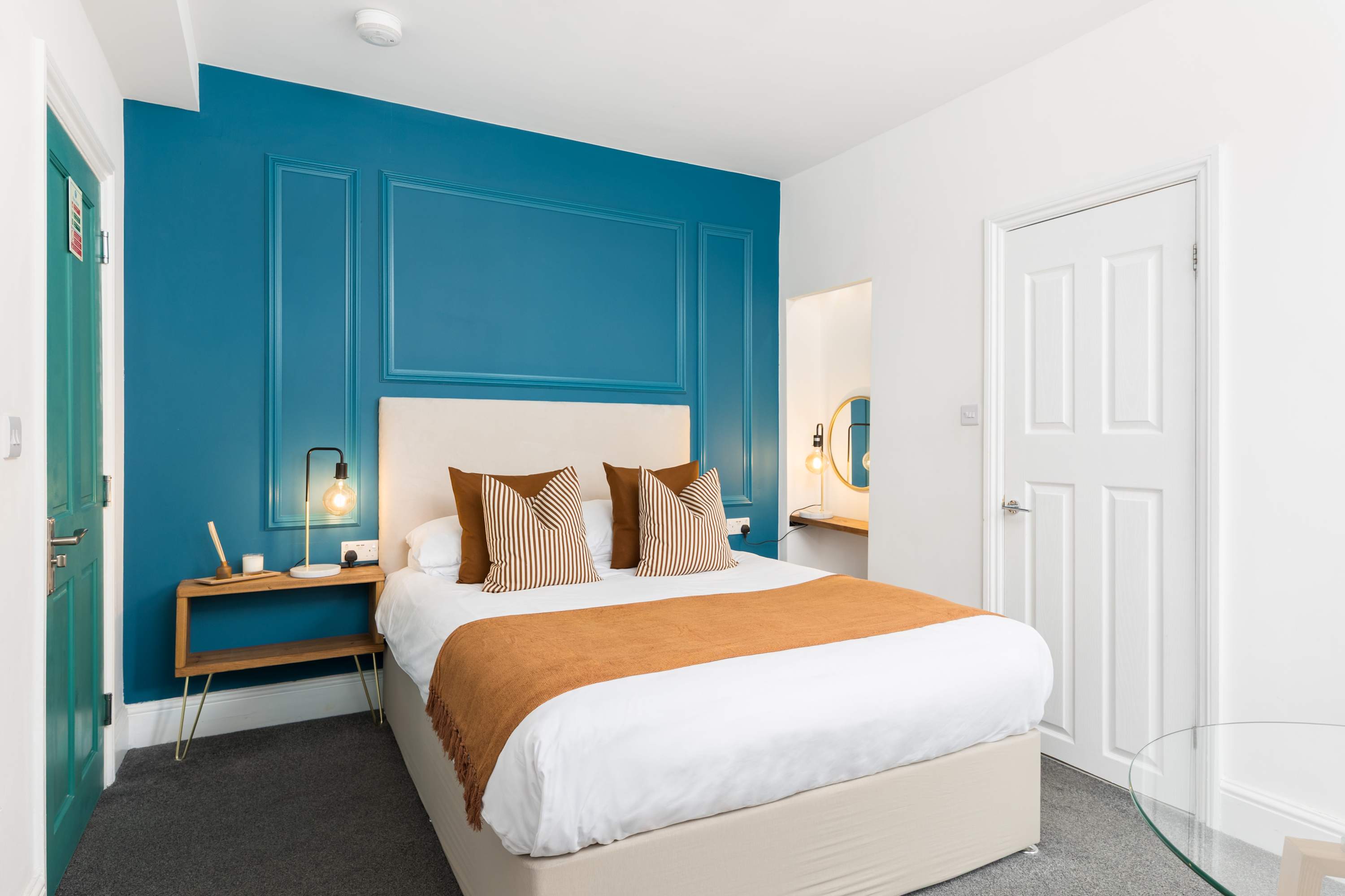 The Adelphi | King Studio w/ Free Private Parking in Studio 5, 39 Grove Road CV37 6PB - Property image 8 - VivreStays