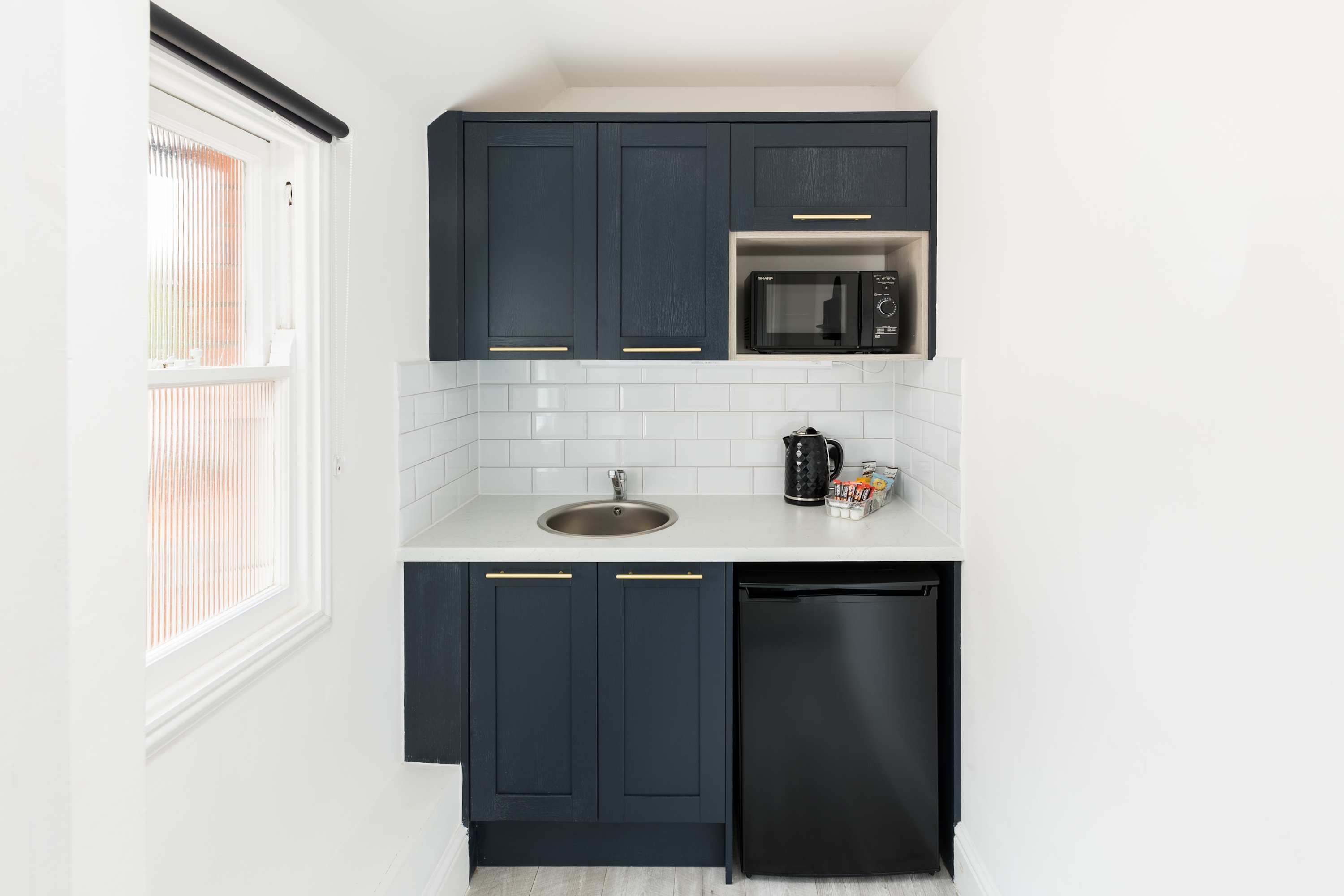 The Adelphi | King Studio w/ Free Private Parking in Studio 5, 39 Grove Road CV37 6PB - Property image 9 - VivreStays