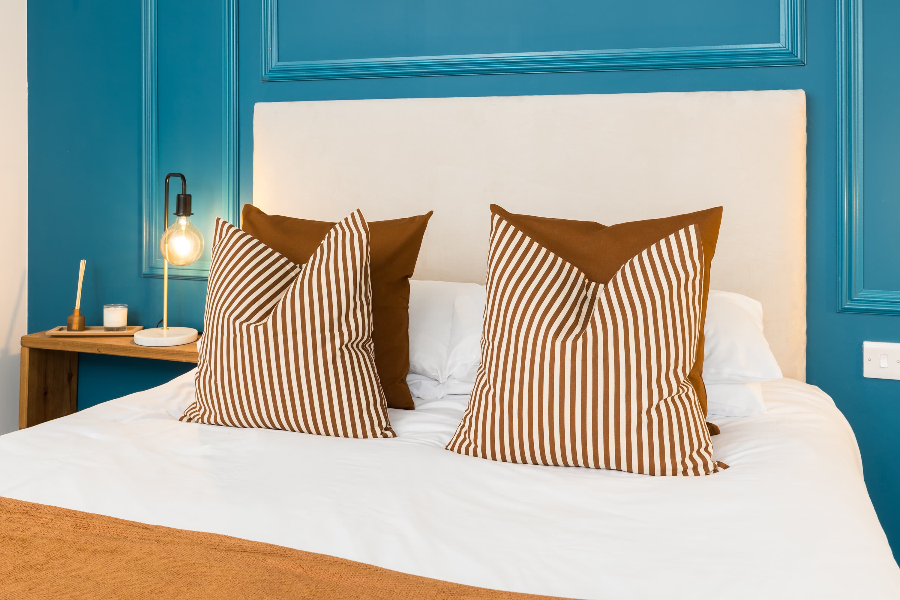 The Adelphi | King Studio w/ Free Private Parking in Studio 5, 39 Grove Road CV37 6PB - Property image 2 - VivreStays