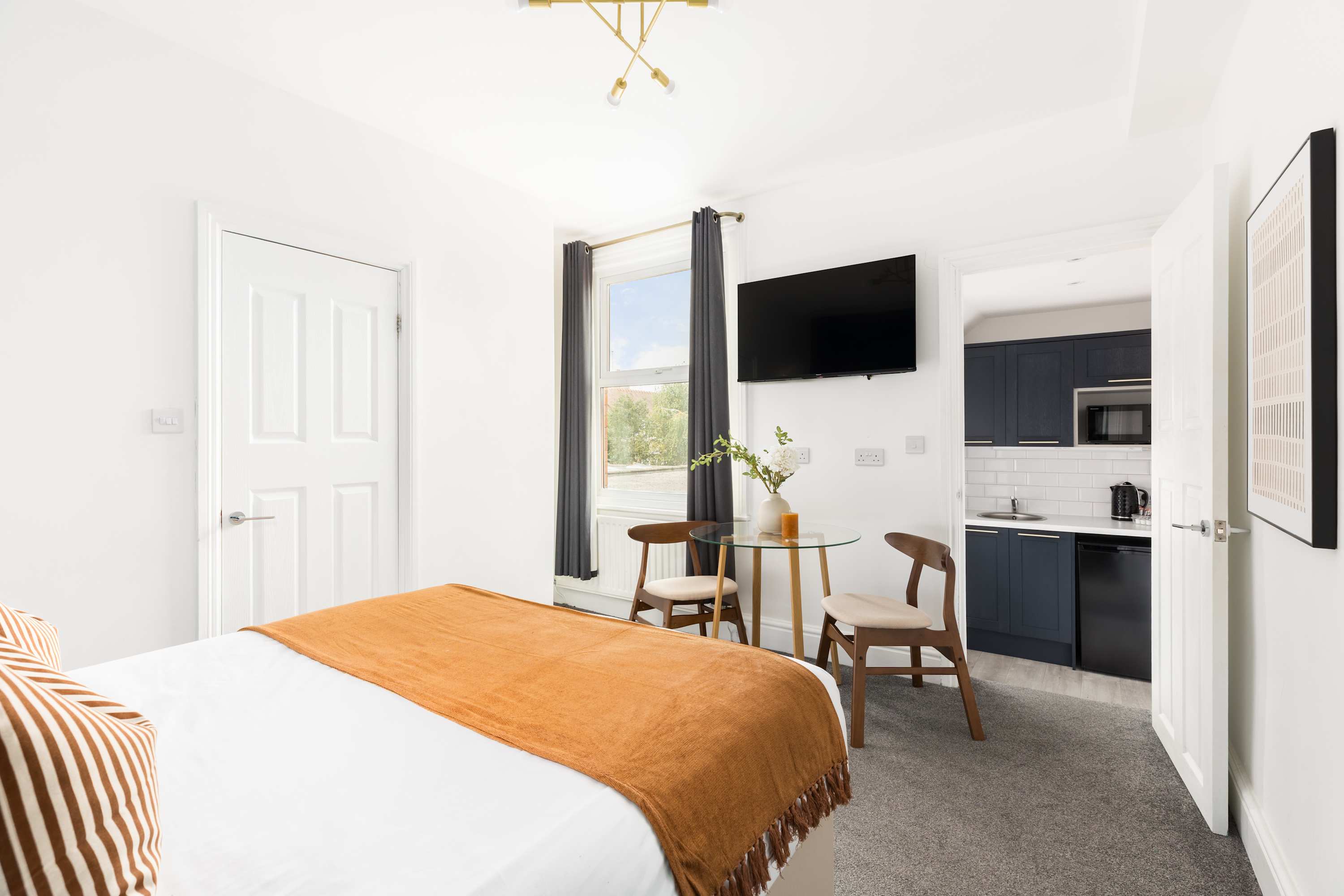 The Adelphi | King Studio w/ Free Private Parking in Studio 5, 39 Grove Road CV37 6PB - Property image 16 - VivreStays