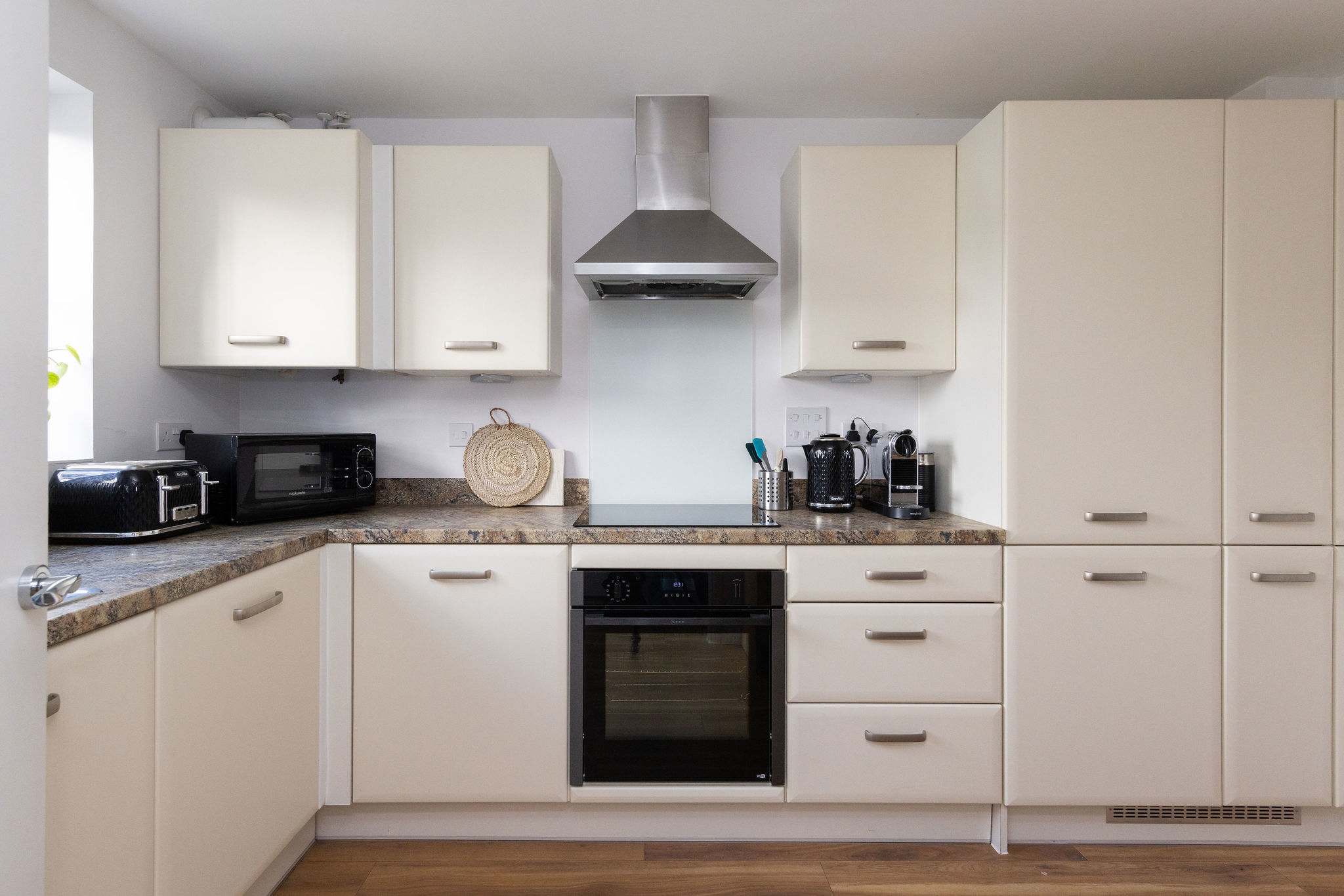 Fully-equipped kitchen with oven, hob, Nespresso coffee machine and dishwasher.