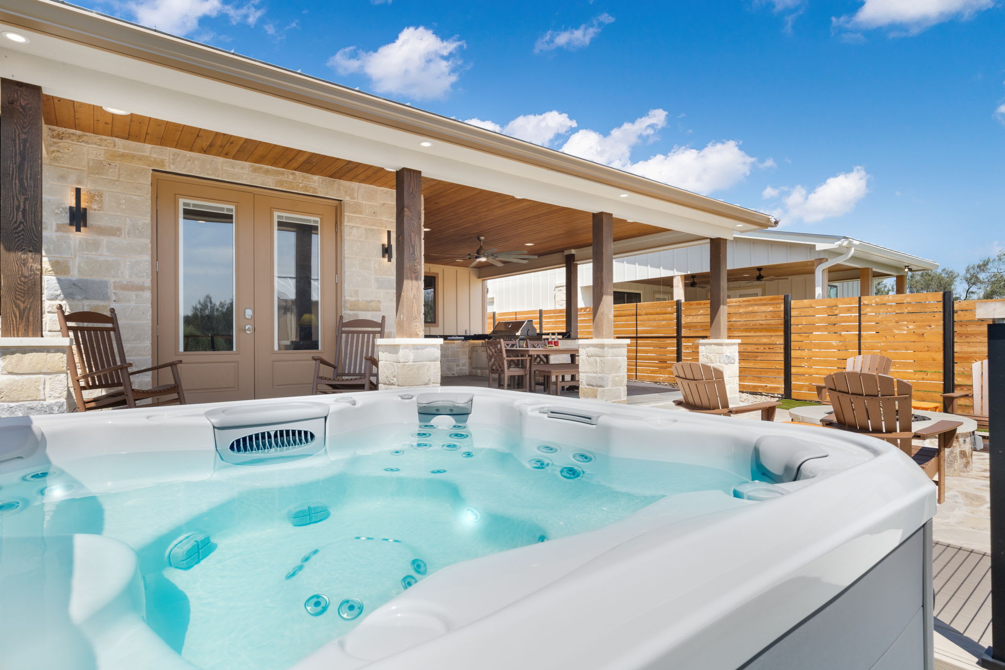 Luxury 3BR with Hot Tub, Outdoor Kitchen & Firepit