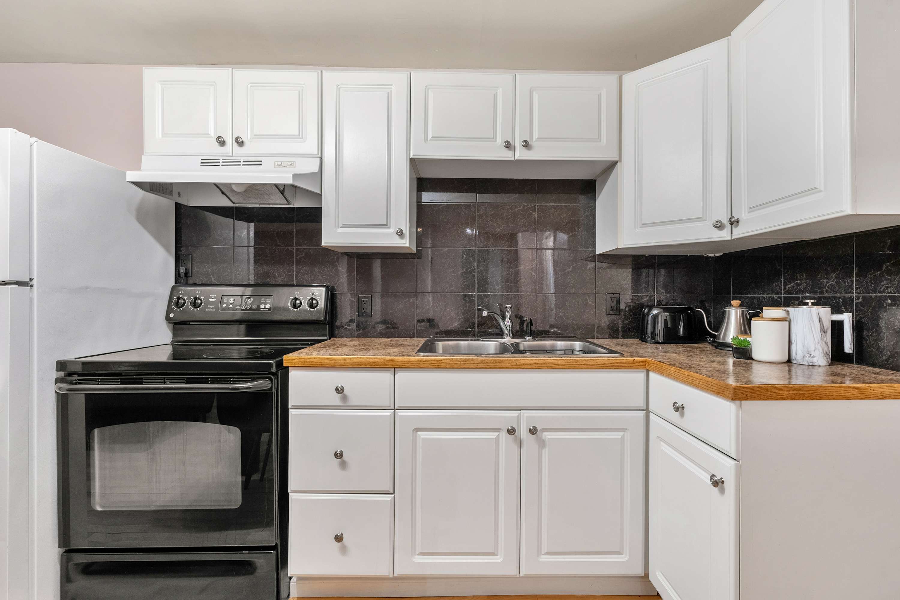 Arizona | Sleeps 8 Guests | Close to Playgrounds! — Calgary, Alberta — vacation rental