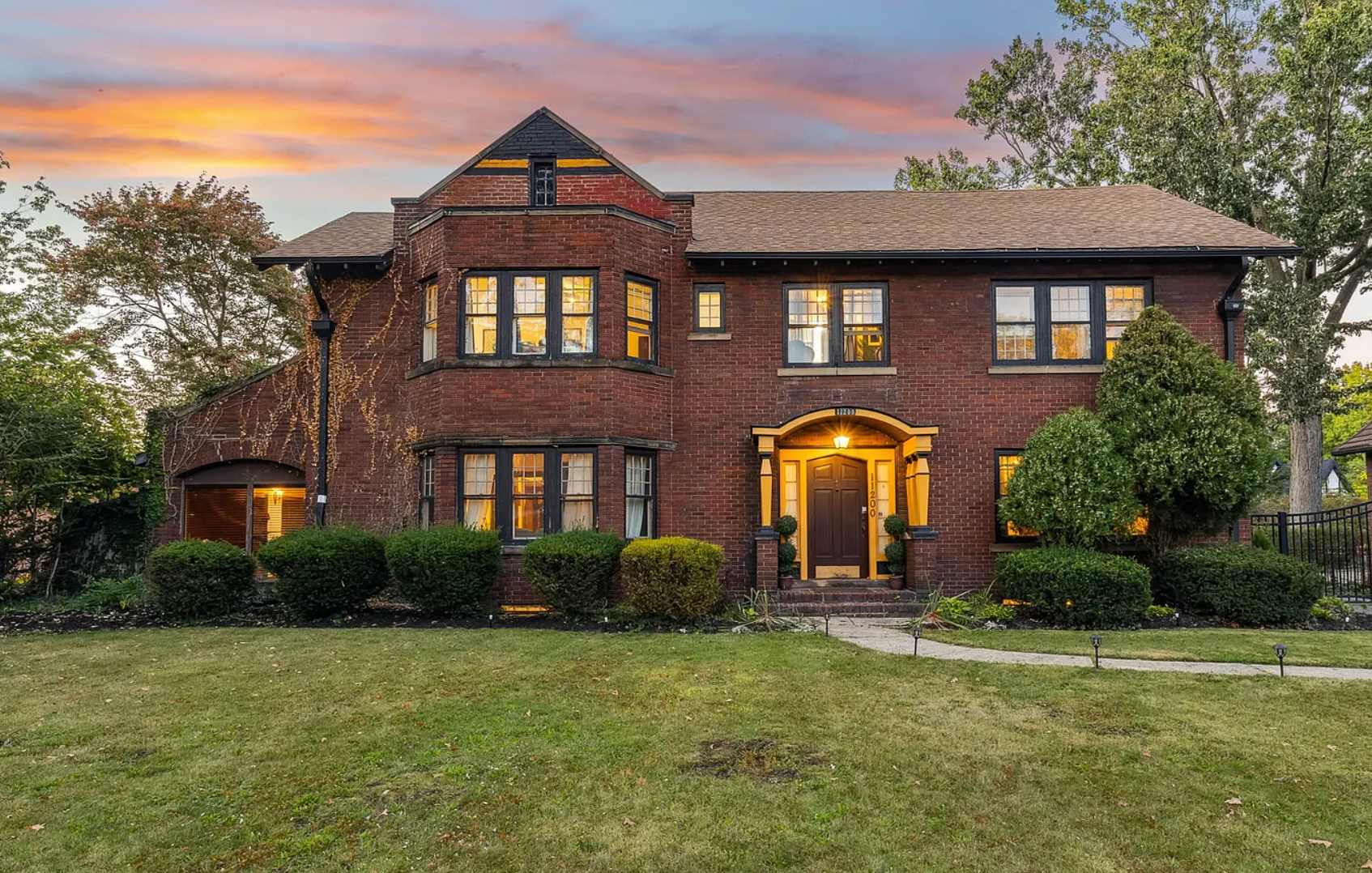 Edgewater Estate - Sleeps 14 - Fun Game Room — Cleveland, OH — vacation rental