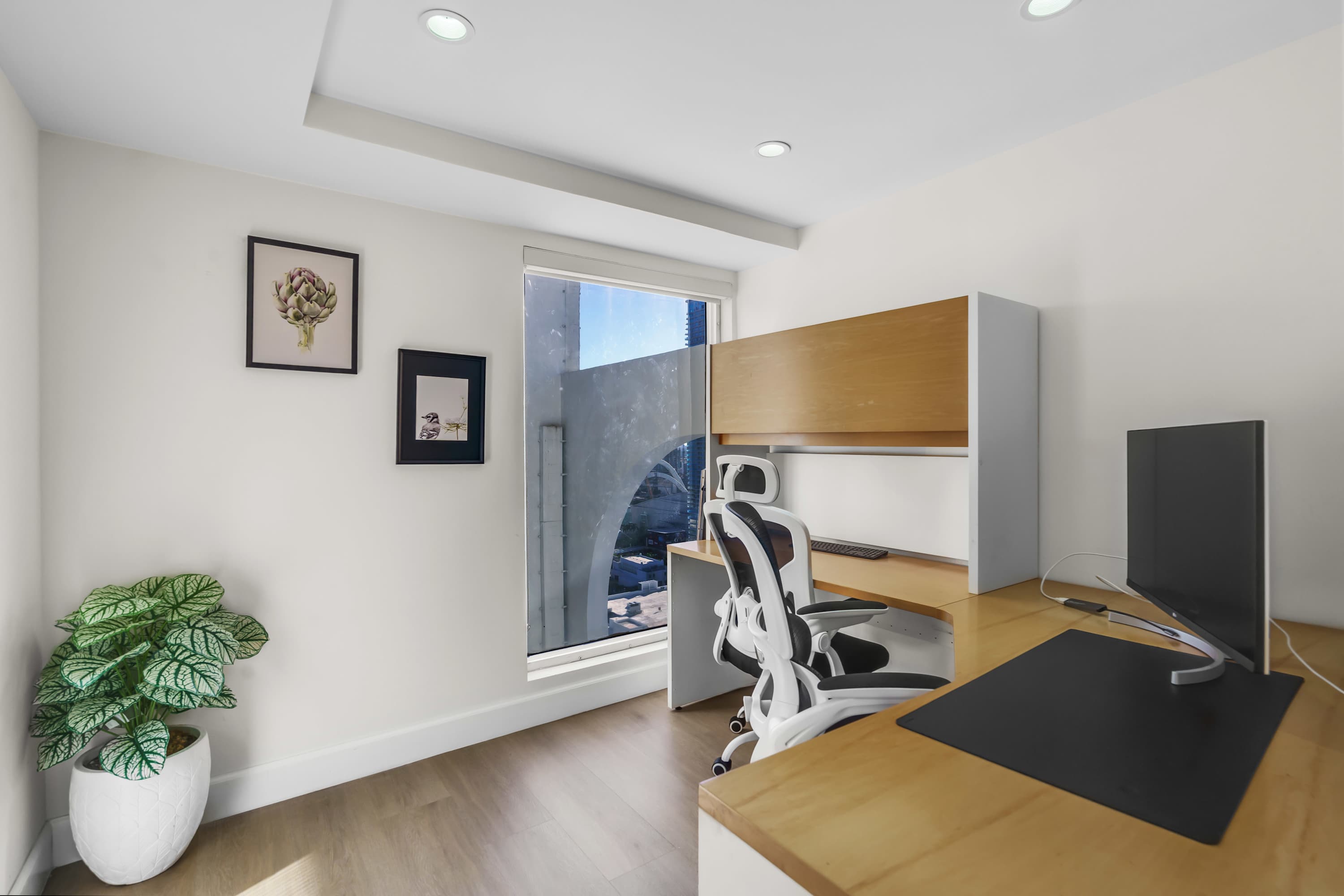 Bay View Condo | Work-Ready & Balcony 4