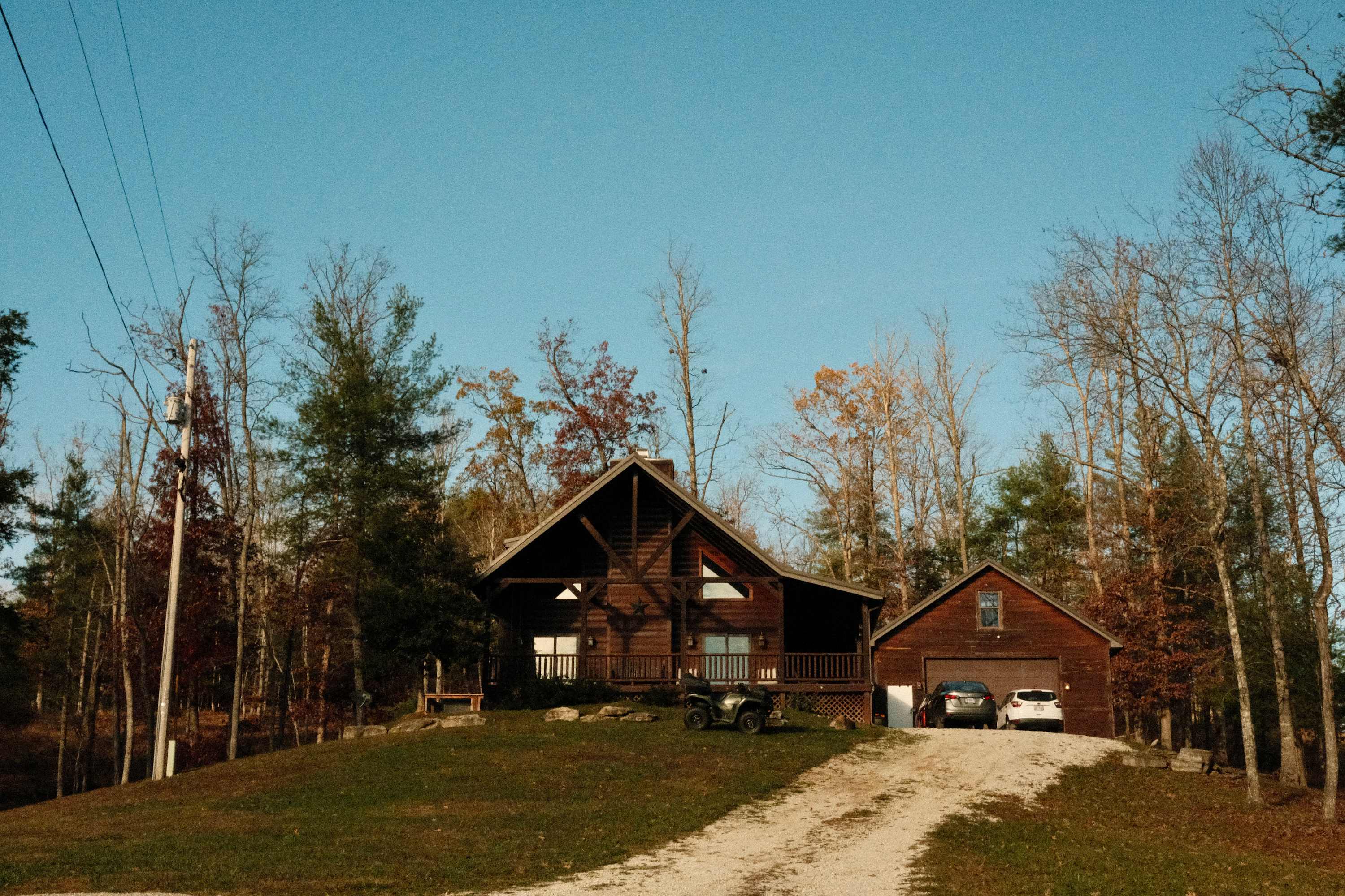 Secluded Hot Tub Cabin |Pond|Game Room|Forest view | Spacious retreat on 35 private acres with hiking trails, wildlife, and peaceful pond scenery—perfect for families or friends. — Campton, KY — vacation rental