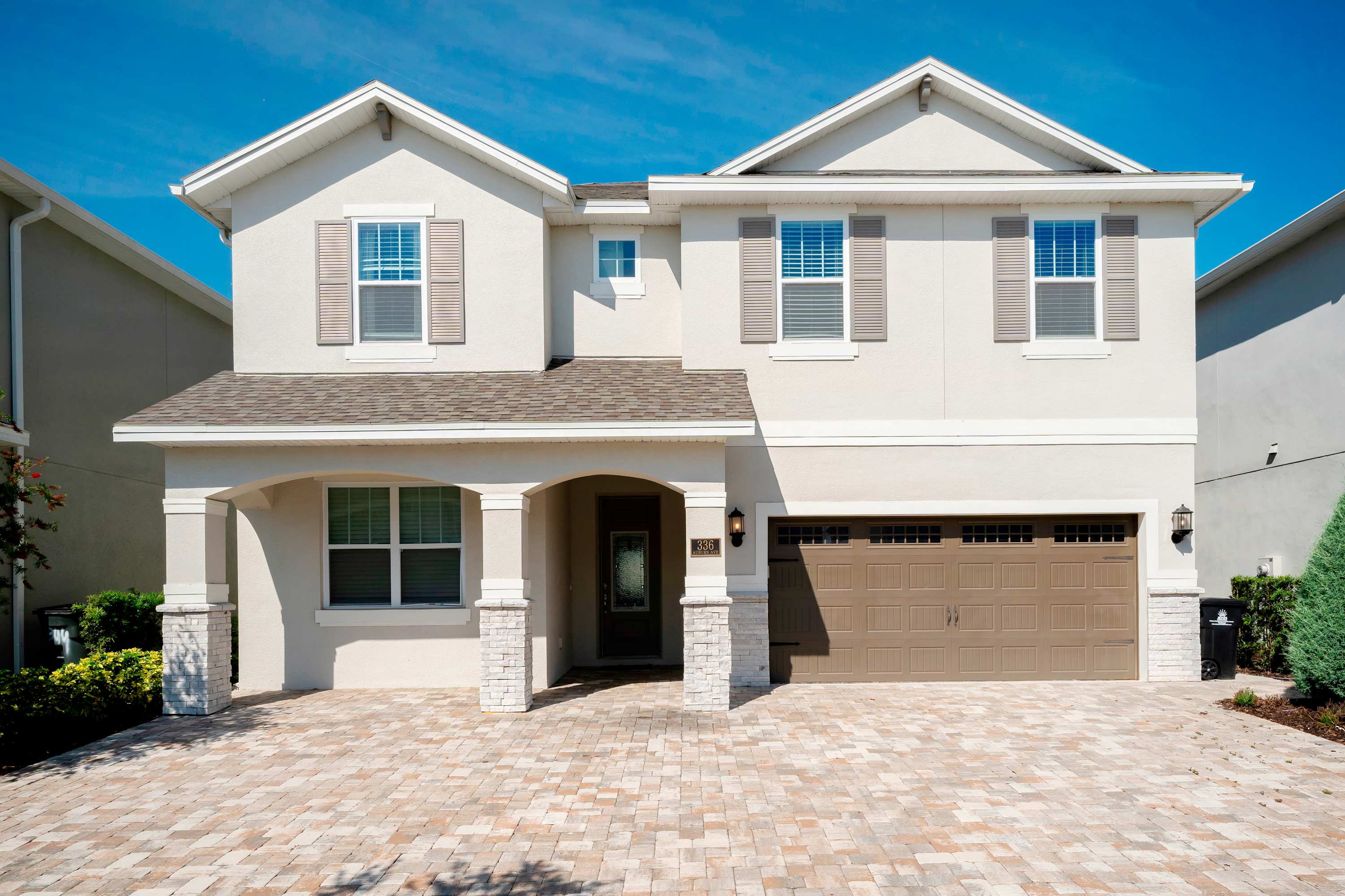 Stunning villa with a spacious driveway and elegant facade, perfect for large family gatherings.