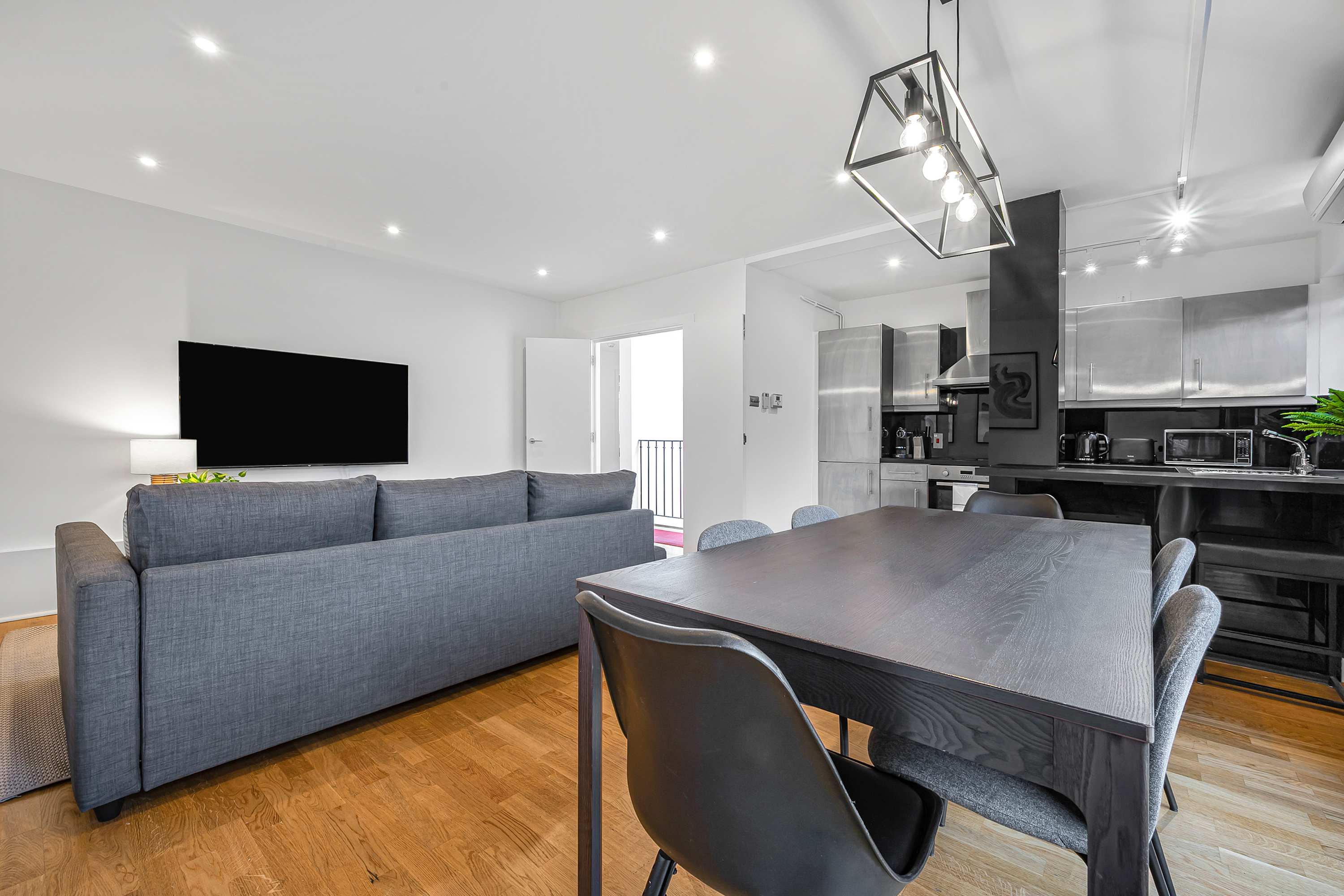 Central 2-Bed Flat | Terrace + AC | Sleeps 6 in Berners Street, 6 W1T - Property image 4 - VivreStays