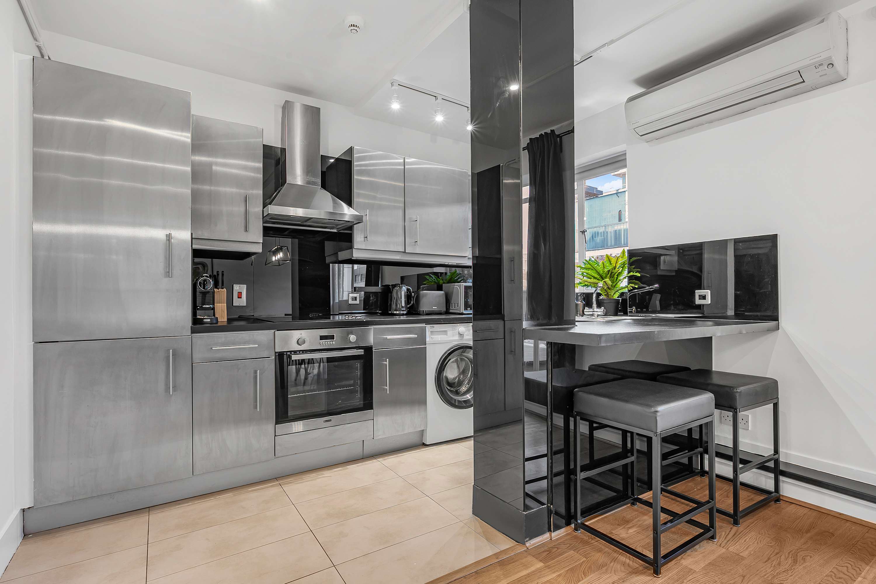 Central 2-Bed Flat | Terrace + AC | Sleeps 6 in Berners Street, 6 W1T - Property image 6 - VivreStays