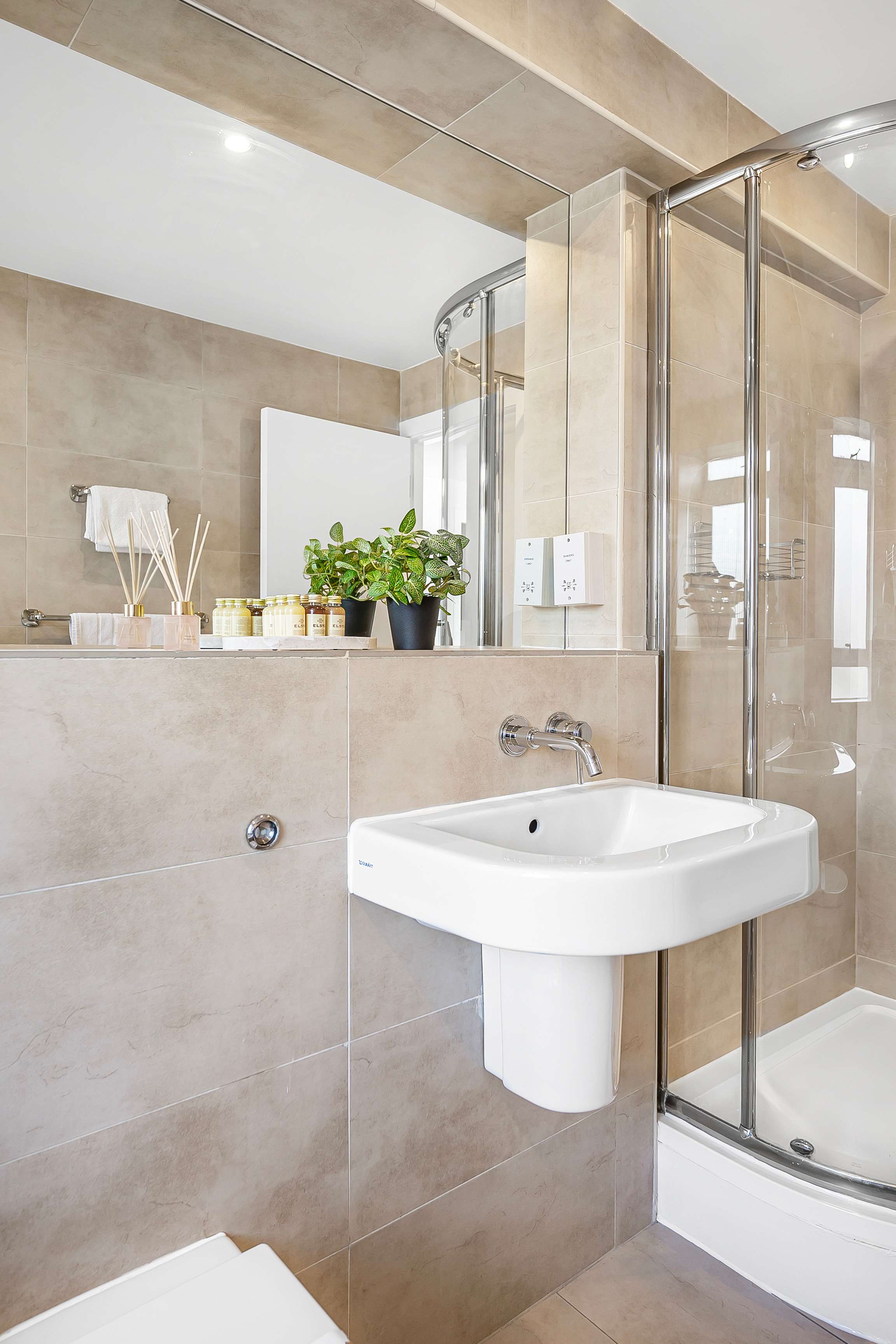 Central 2-Bed Flat | Terrace + AC | Sleeps 6 in Berners Street, 6 W1T - Property image 14 - VivreStays