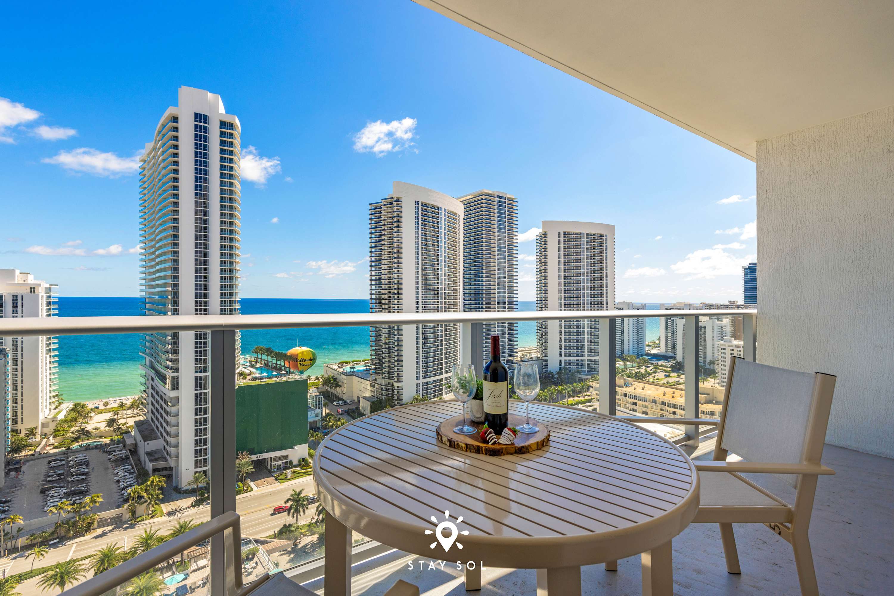 Beautiful 2BR Apt w/Ocean View + Pool + Amenities