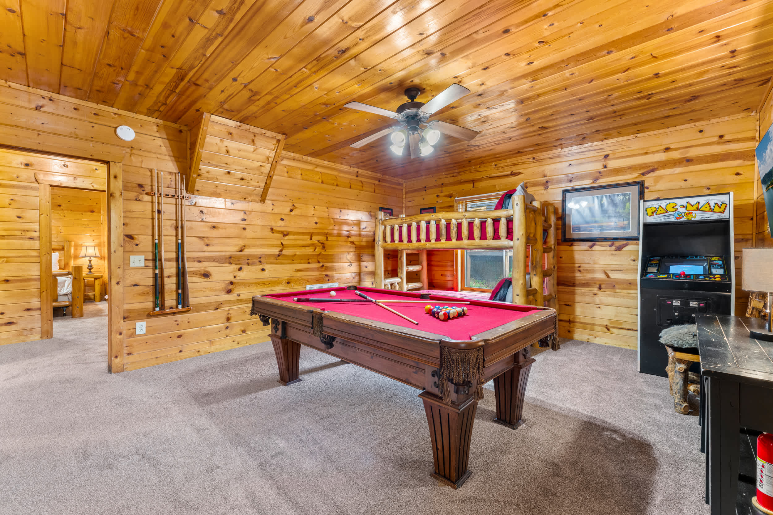 Game Room/Bedroom 4: Bunk beds, pool table, arcade, TV. Fun!