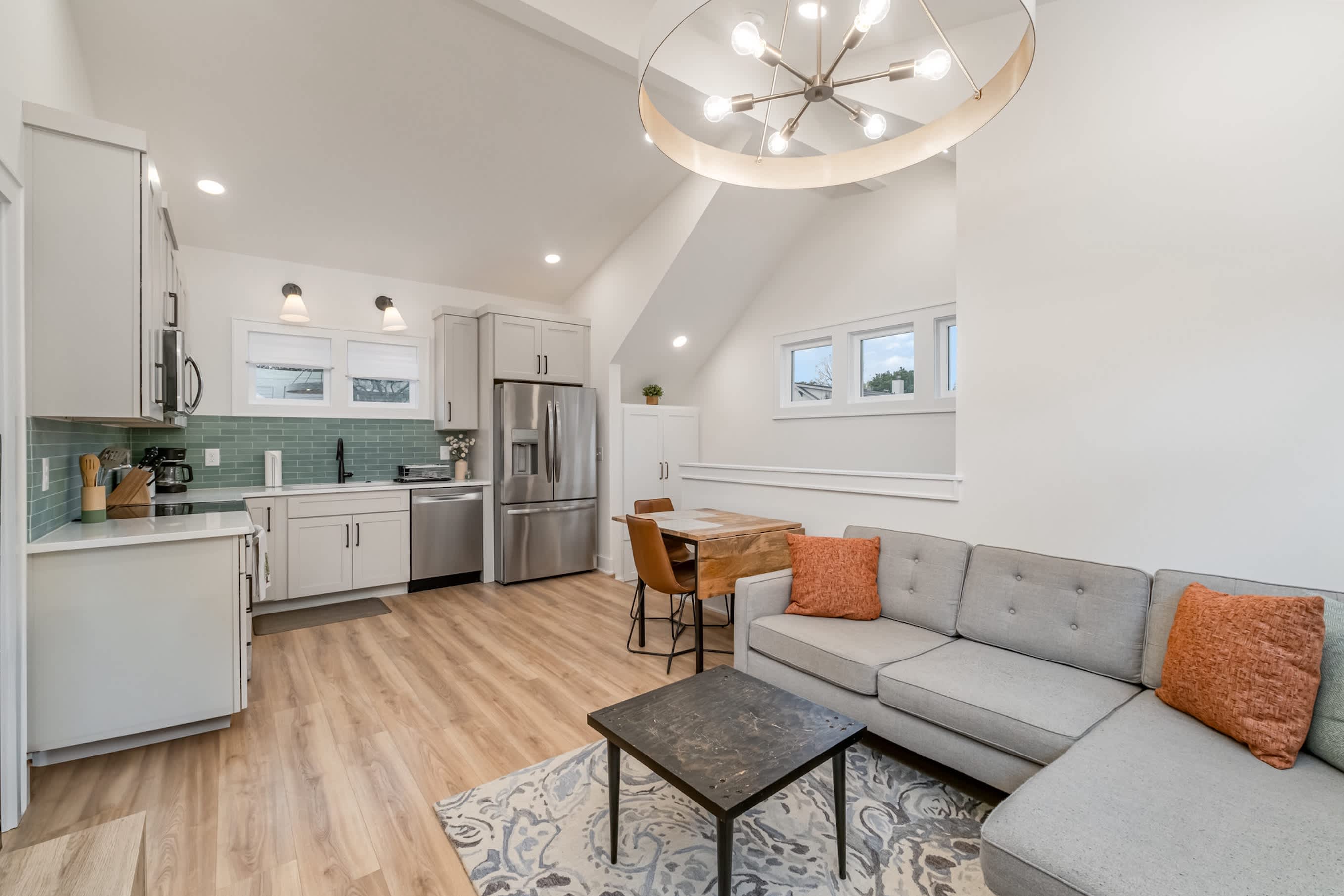 Modern 12 South Loft, Walk to Shops, Eats & Coffee