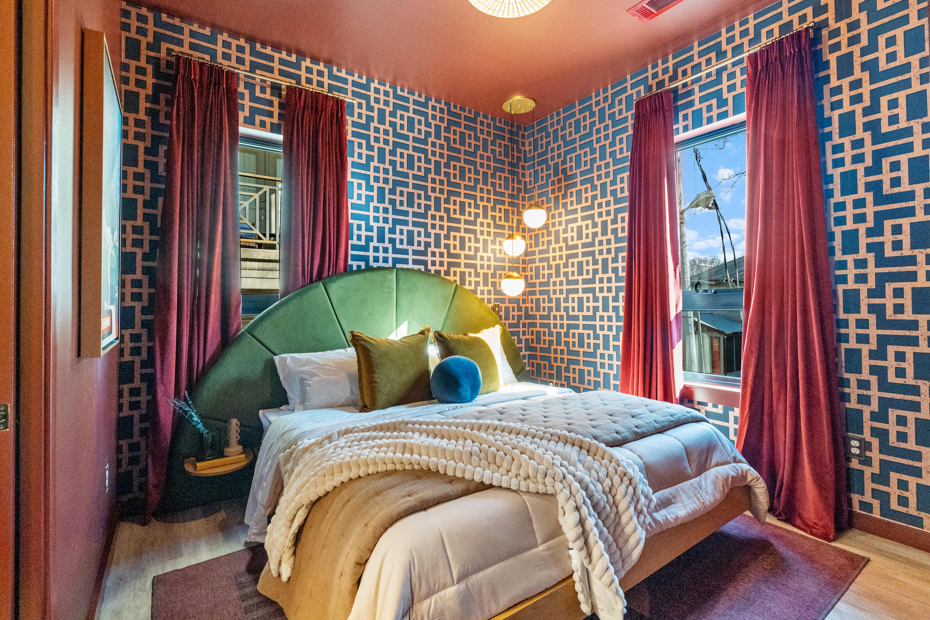 Three King Suites with Pool, Gym, Balcony & Garage, Right On Music Row, Downtown Views from Rooftop, Walk to RCA Studio B & Local Dining, Under 2 miles to Broadway, Elevator Access, 24 Hr Hospitality — Nashville, TN — vacation rental