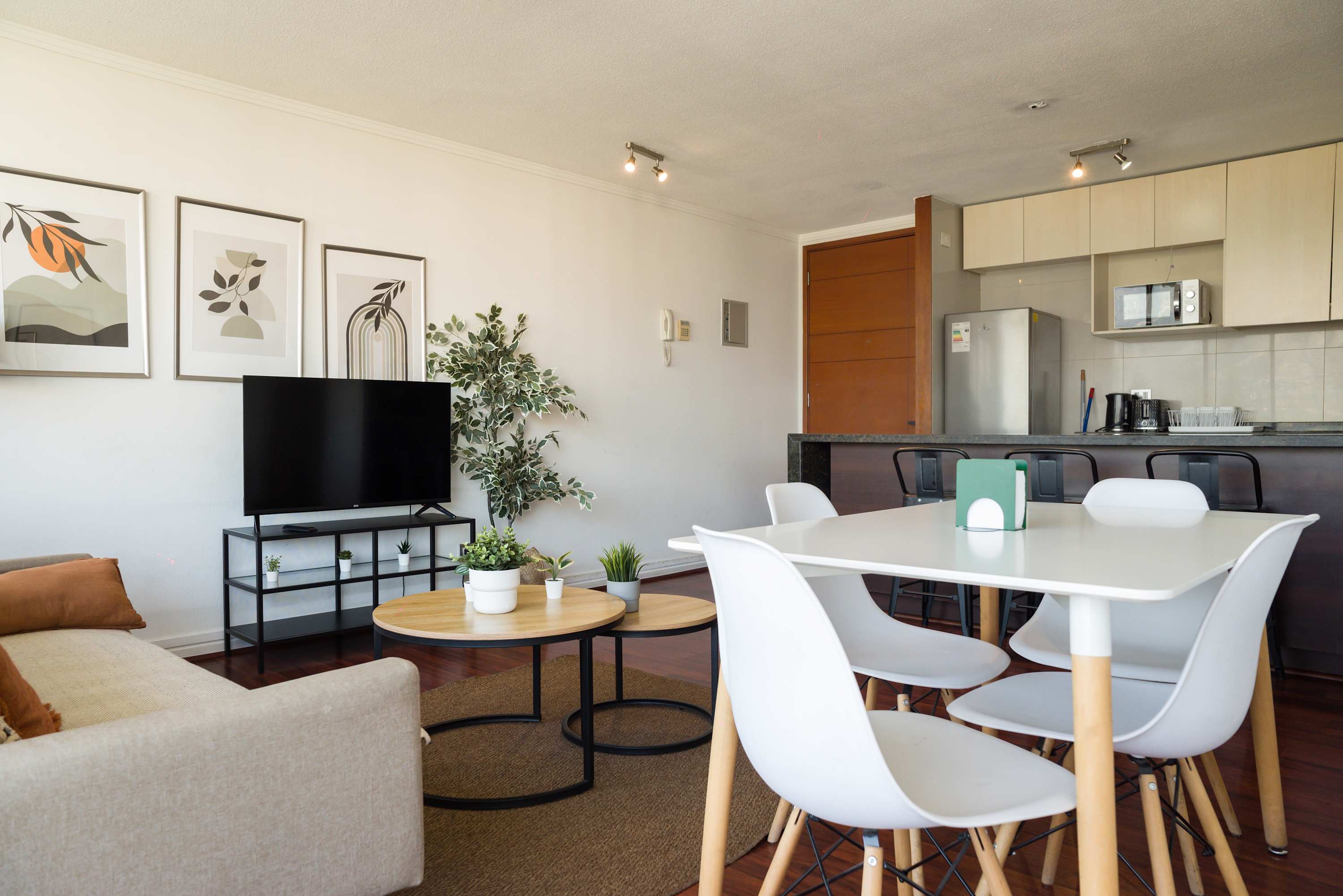 Bright and modern living space with stylish decor and a fully equipped kitchen, perfect for relaxation and dining.