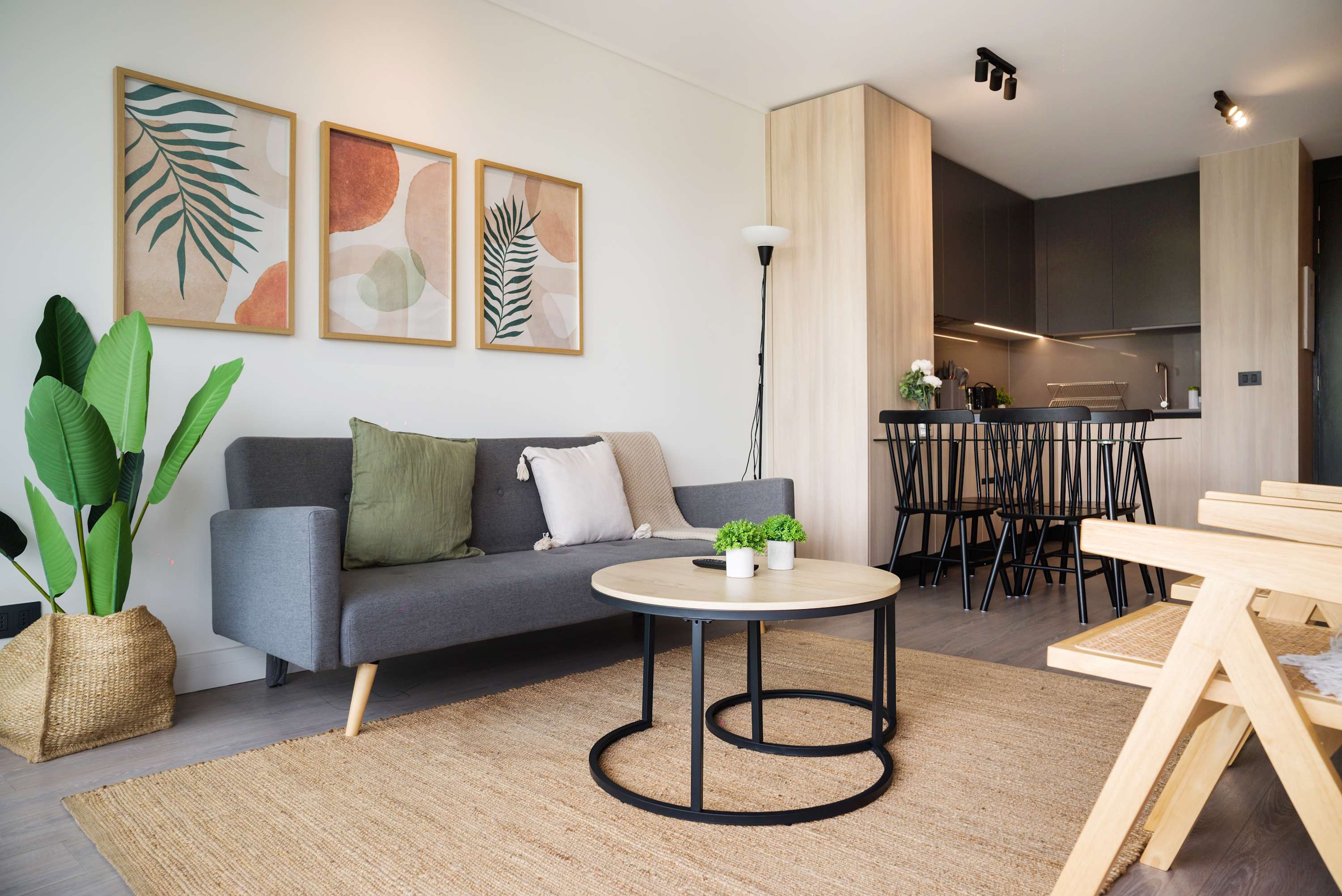 Chic and cozy living area with modern decor and a fully equipped kitchen, ideal for unwinding after a day in the city.