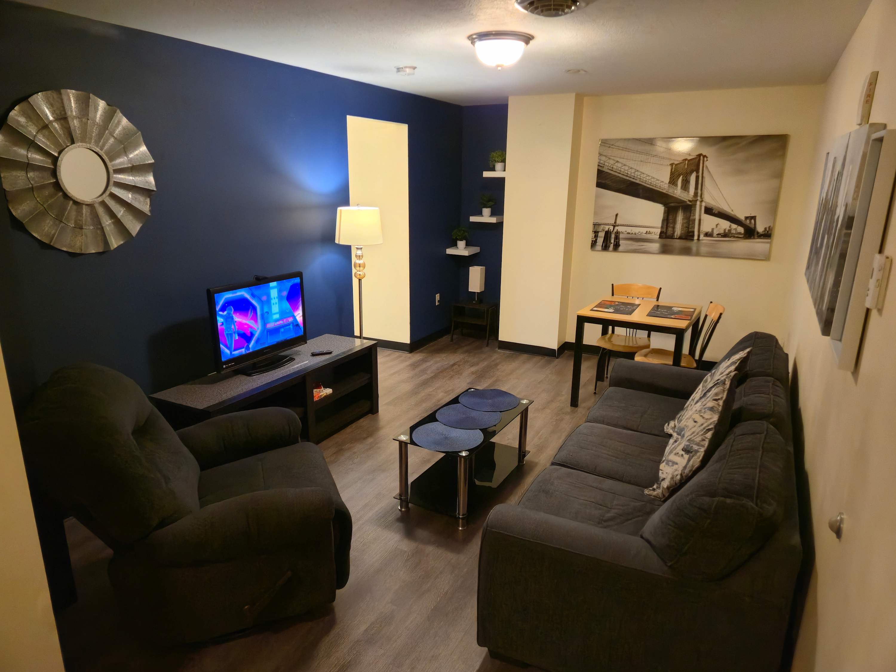 2 Bedroom Downtown Apt|Clean and Safe|