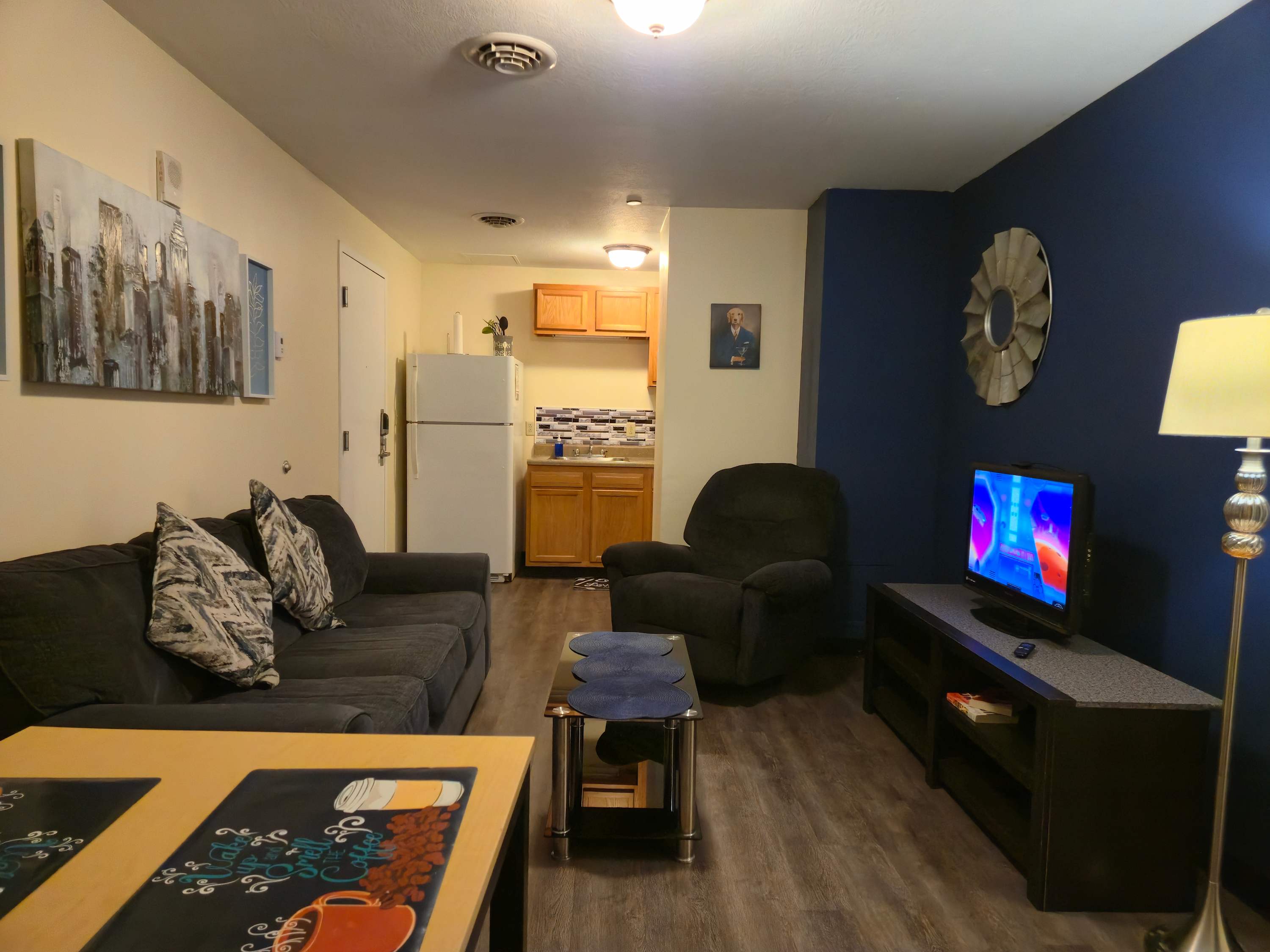 2 Bedroom Downtown Apt|Clean and Safe| 3