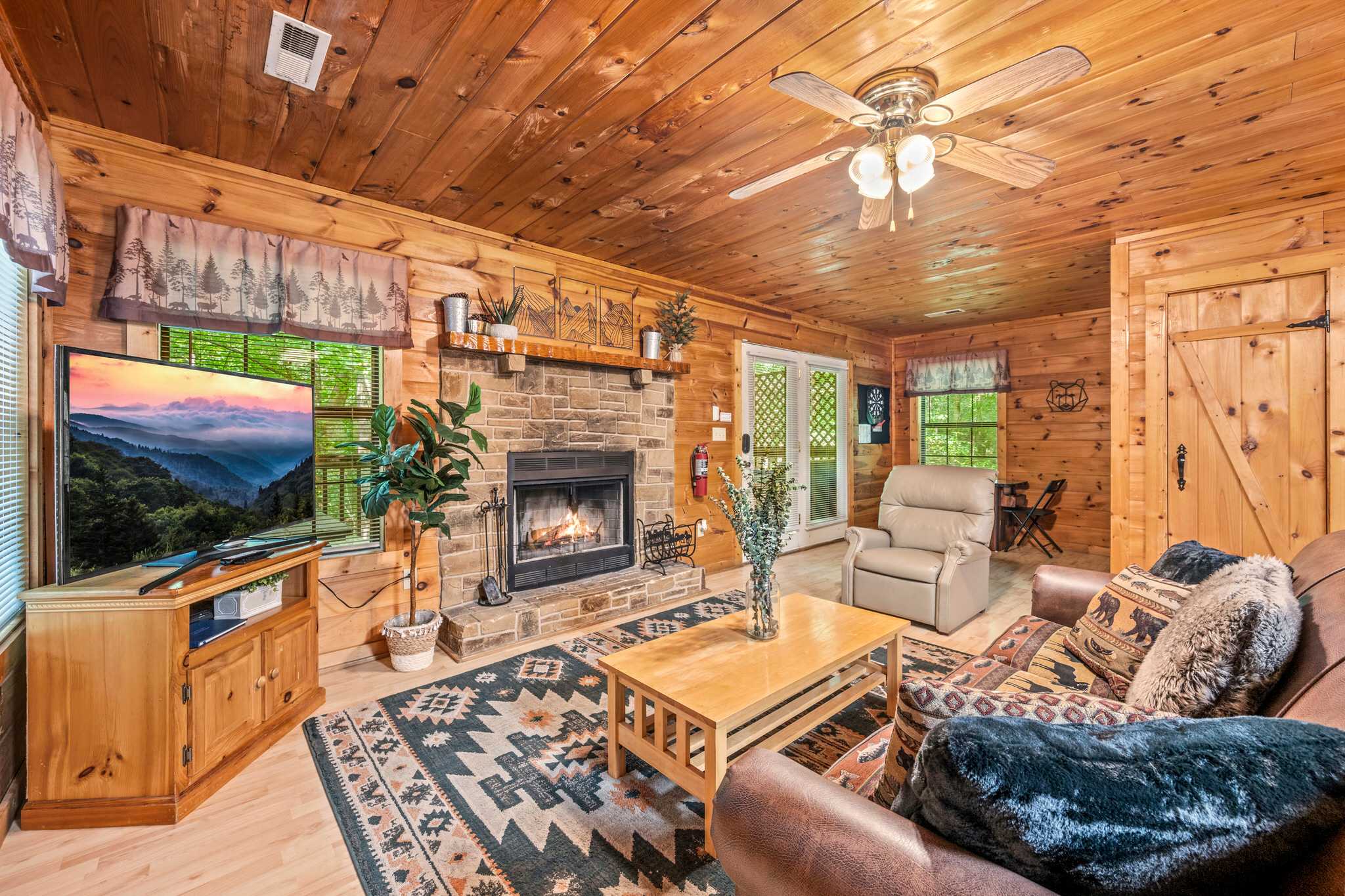 Cozy Cabin w Hot Tub & Pac-Man near Downtown! 3