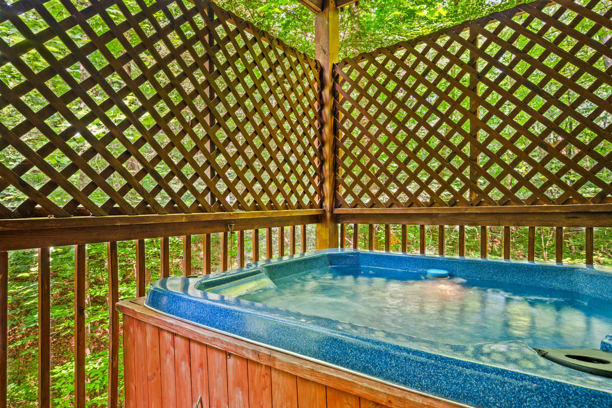 Cozy Cabin w Hot Tub & Pac-Man near Downtown!