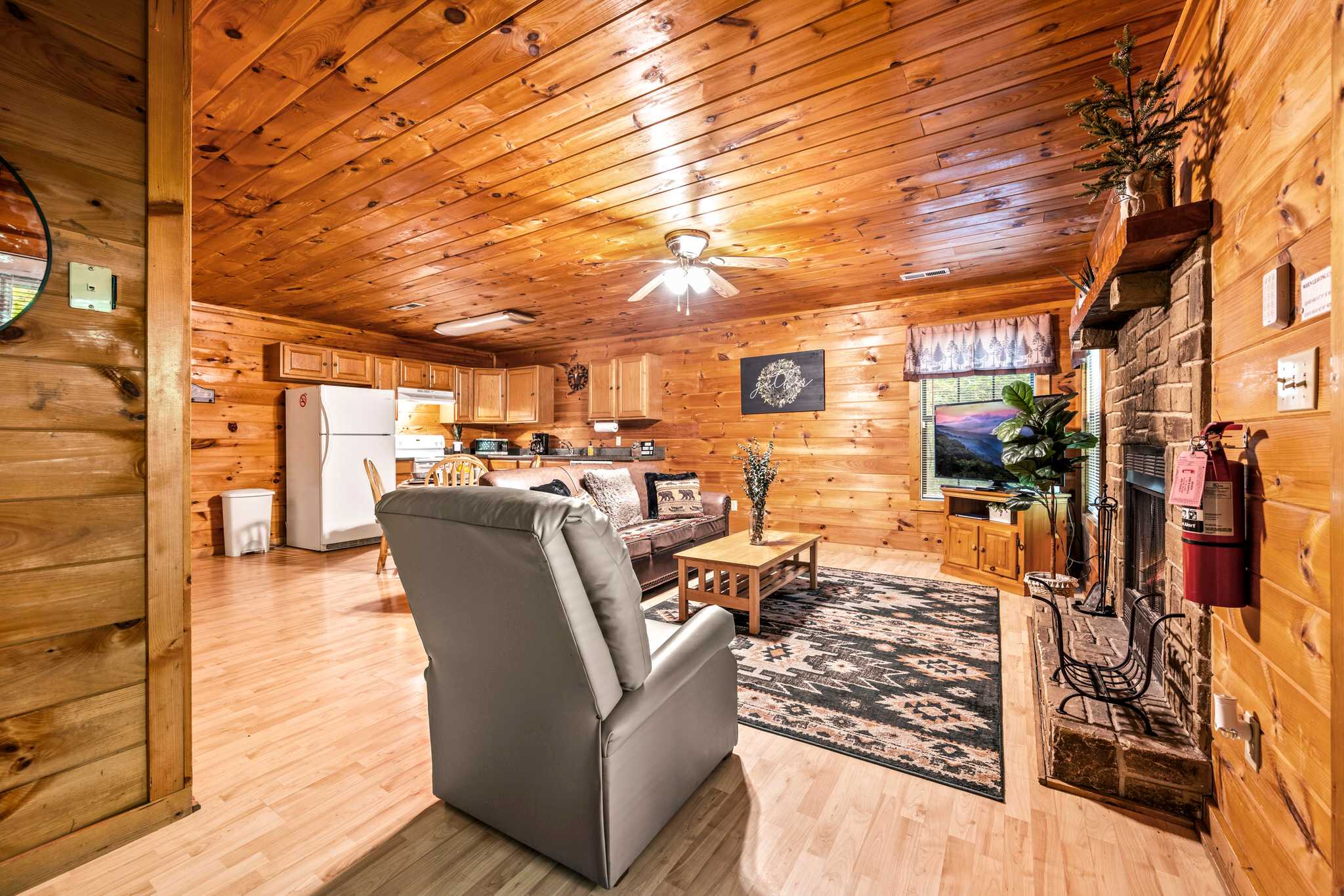 Cozy Cabin w Hot Tub & Pac-Man near Downtown! 5