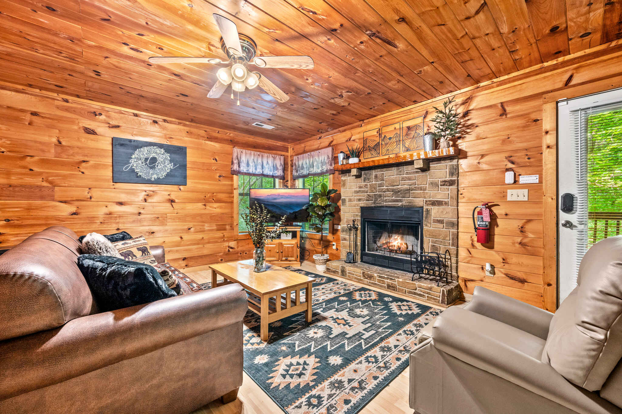 Cozy Cabin w Hot Tub & Pac-Man near Downtown! 4