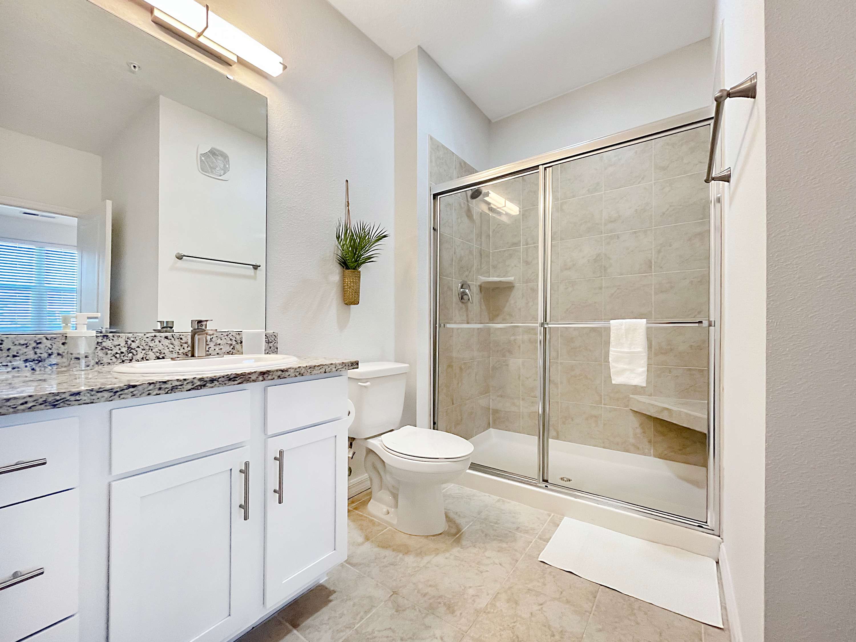 Luxury 2 BR Near Downtown Bradenton & Beaches