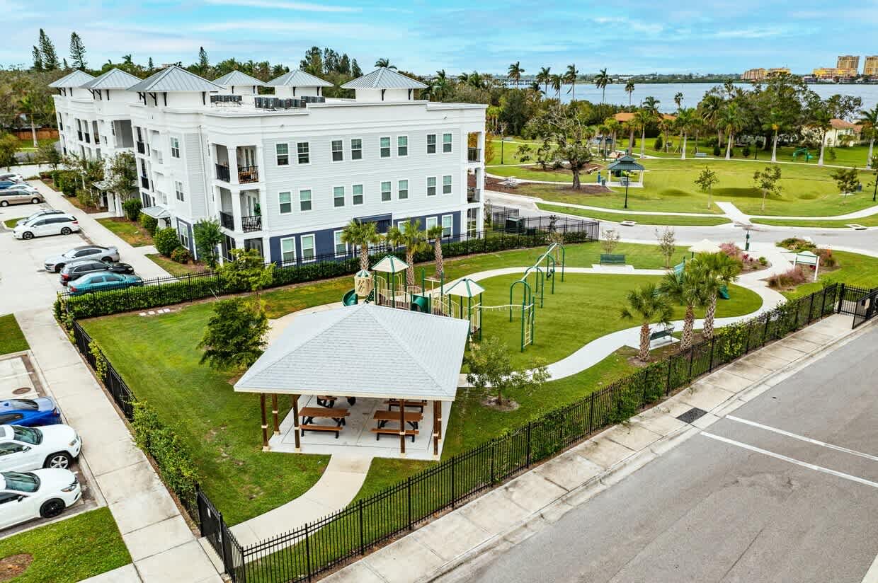 Luxury 2 BR Near Downtown Bradenton & Beaches