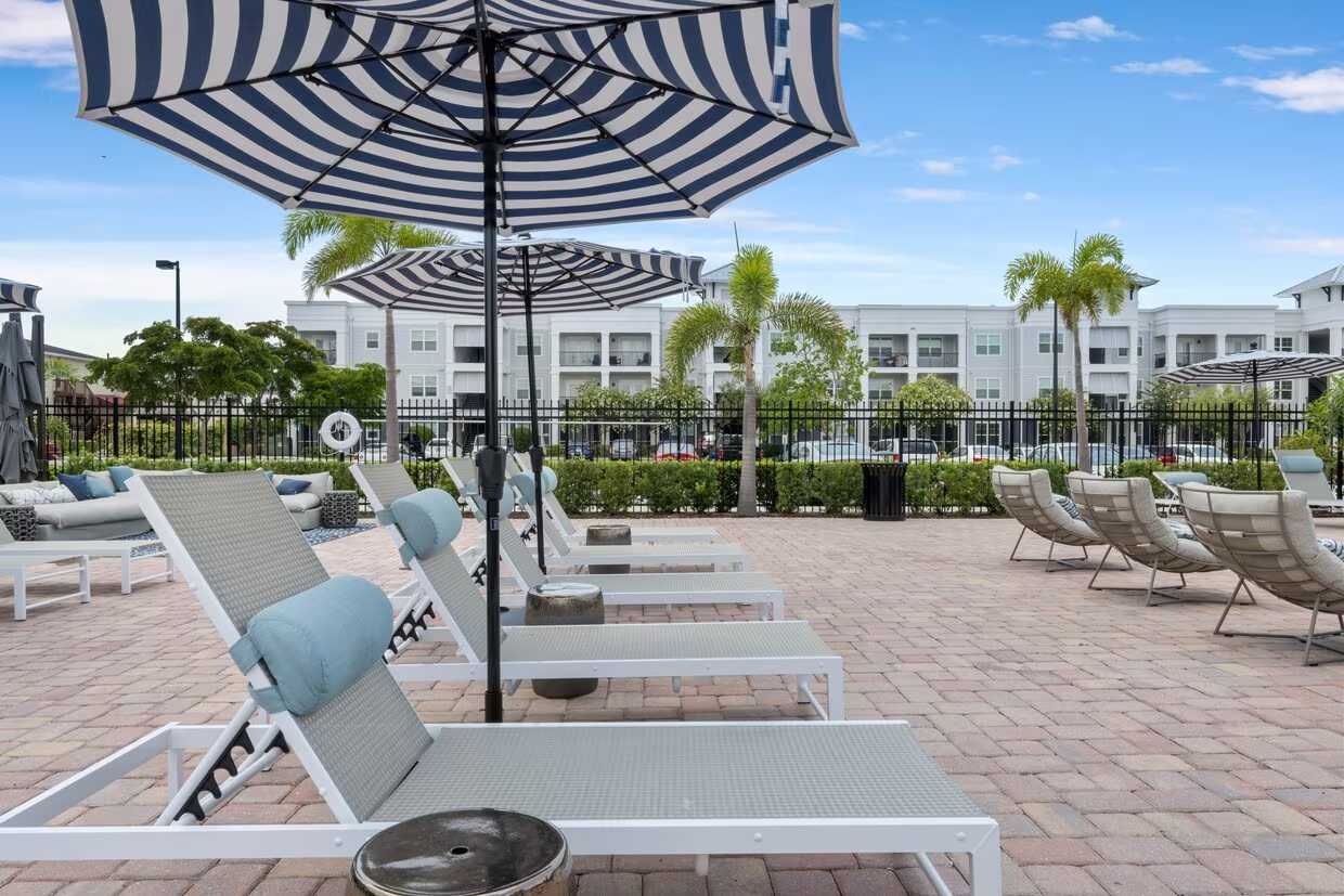 Luxury 2 BR Near Downtown Bradenton & Beaches