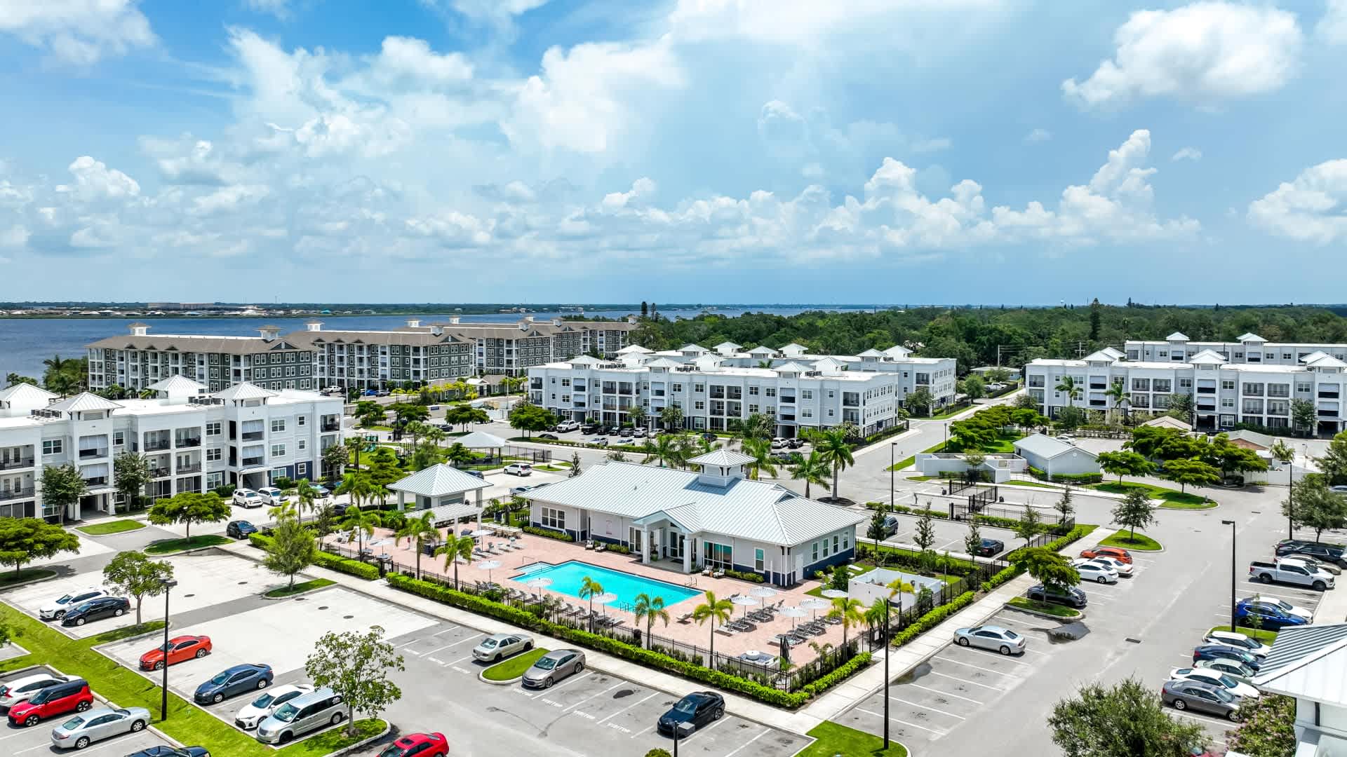 Luxury 2 BR Near Downtown Bradenton & Beaches