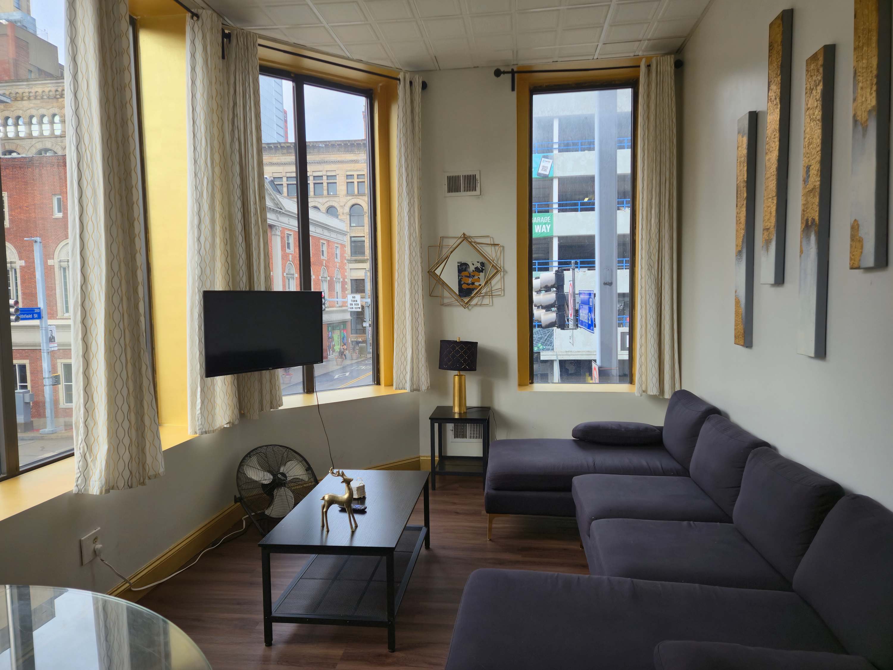 City Views | Downtown Apt | Walk Everywhere