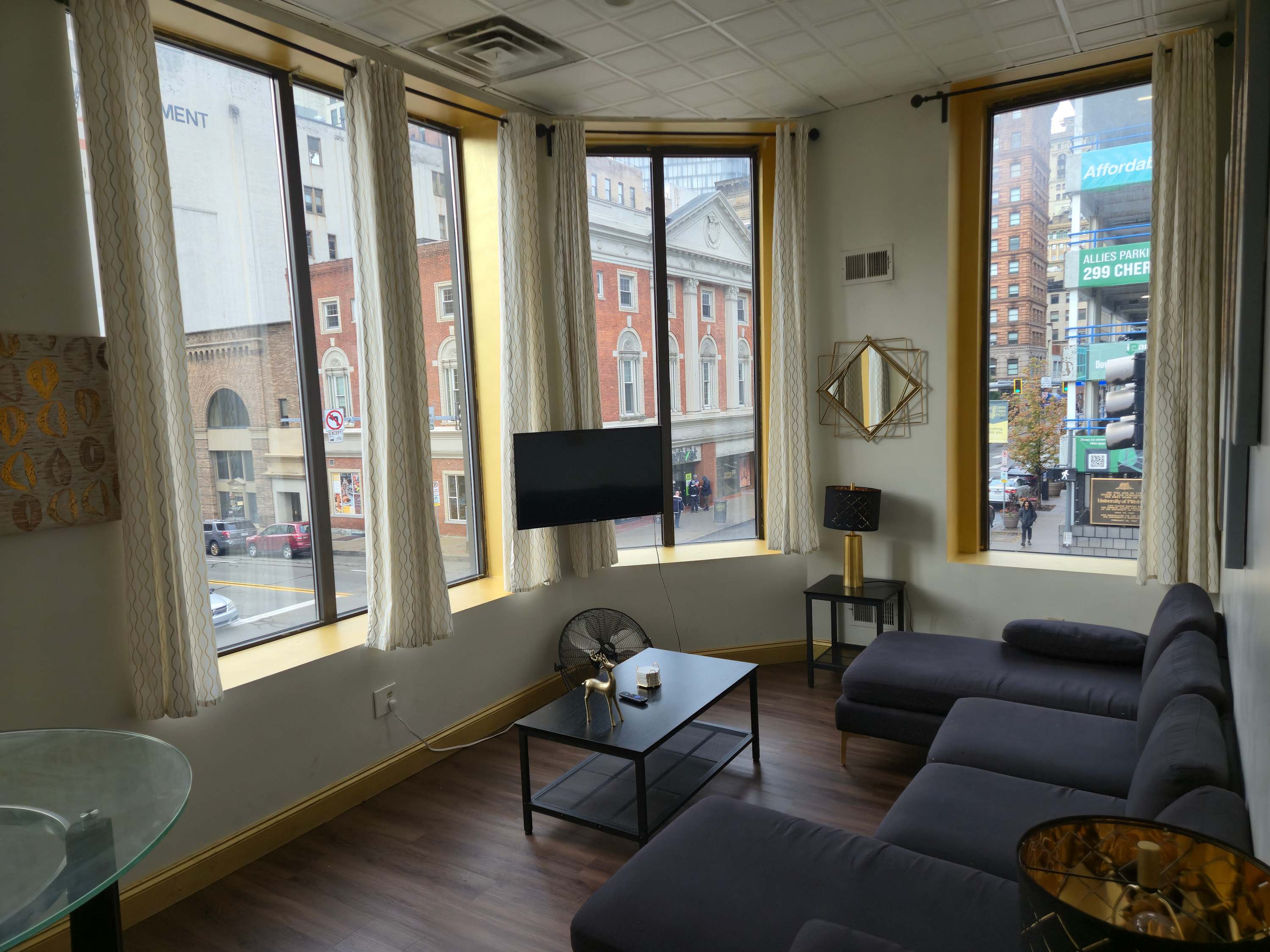 City Views | Downtown Apt | Walk Everywhere