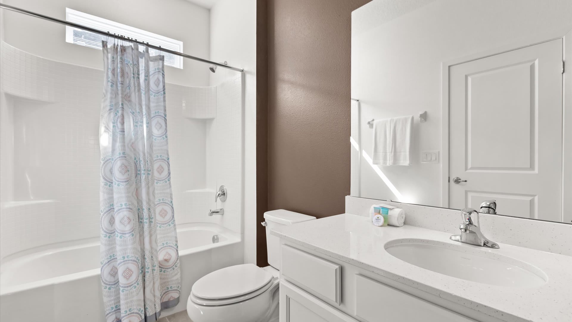 Neat full bathroom with shower/bathtub combo.