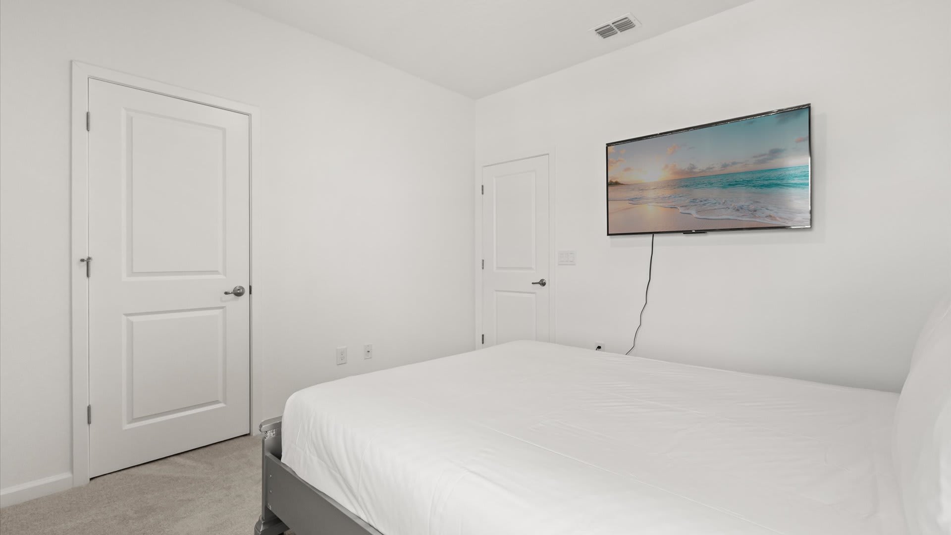 Bedroom – Queen Suite
Comfort meets style in this peaceful Queen suite with private ensuite and soothing decor.