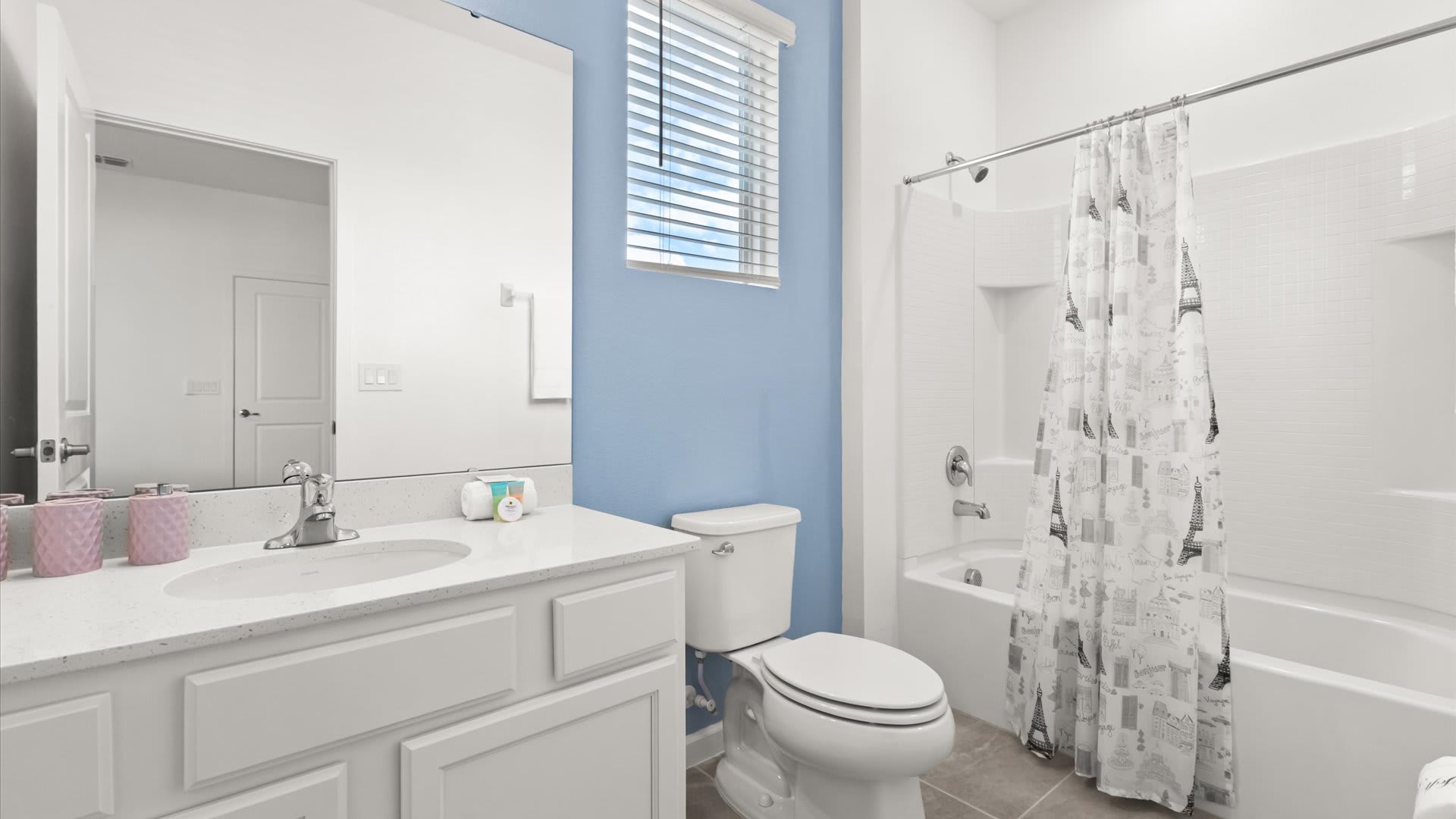 Refreshing bathroom with shower/bathtub combo