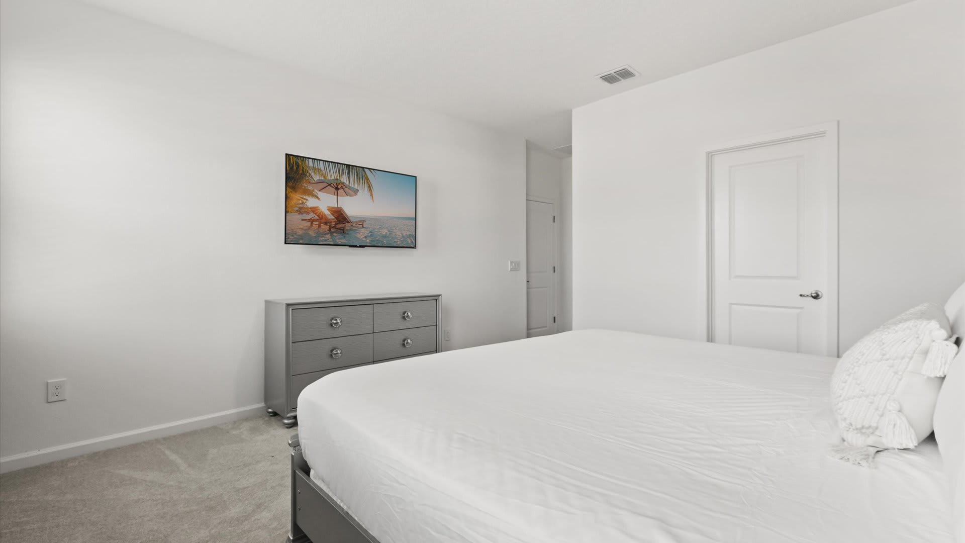 Bedroom – King Master Suite
Elegant master suite with King bed, private ensuite, and modern finishes — the perfect retreat after a day of fun.