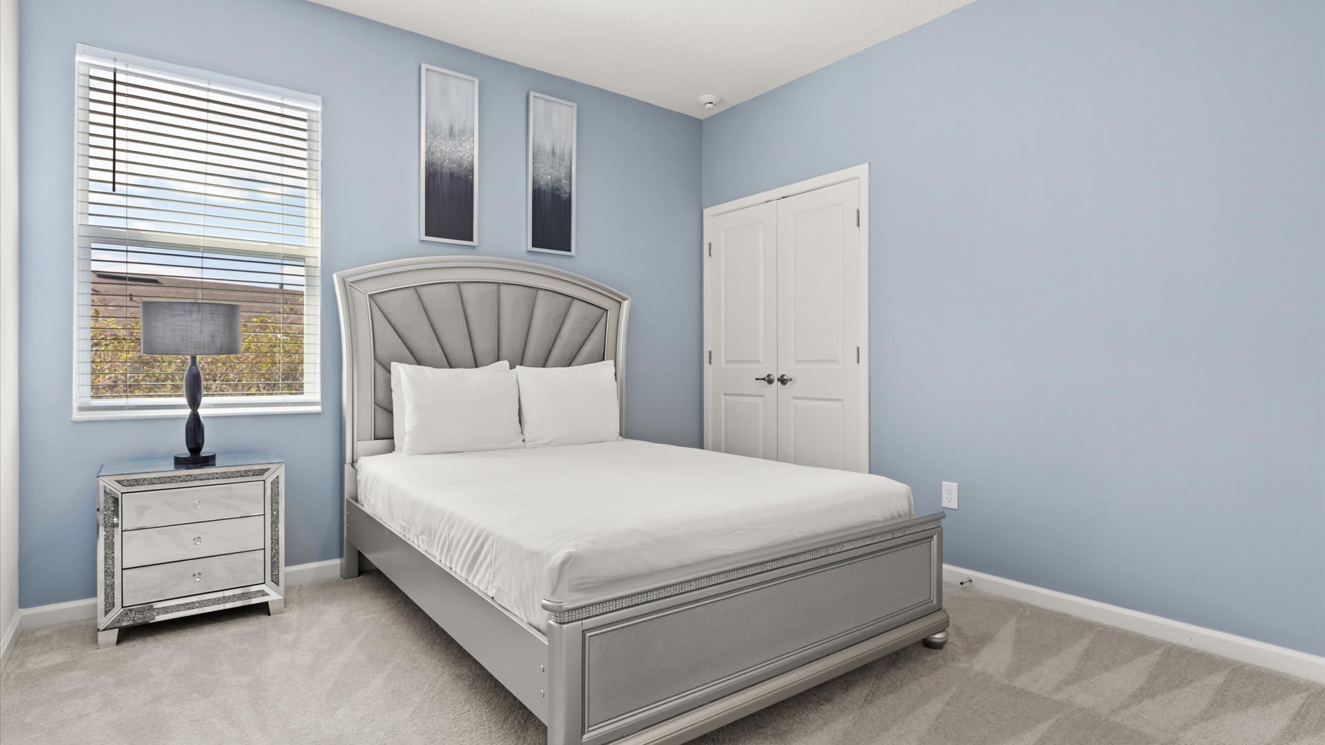 Bedroom -Queen Suite
Bright and comfortable bedroom featuring a Queen bed, and ensuite with shower and tub combo.