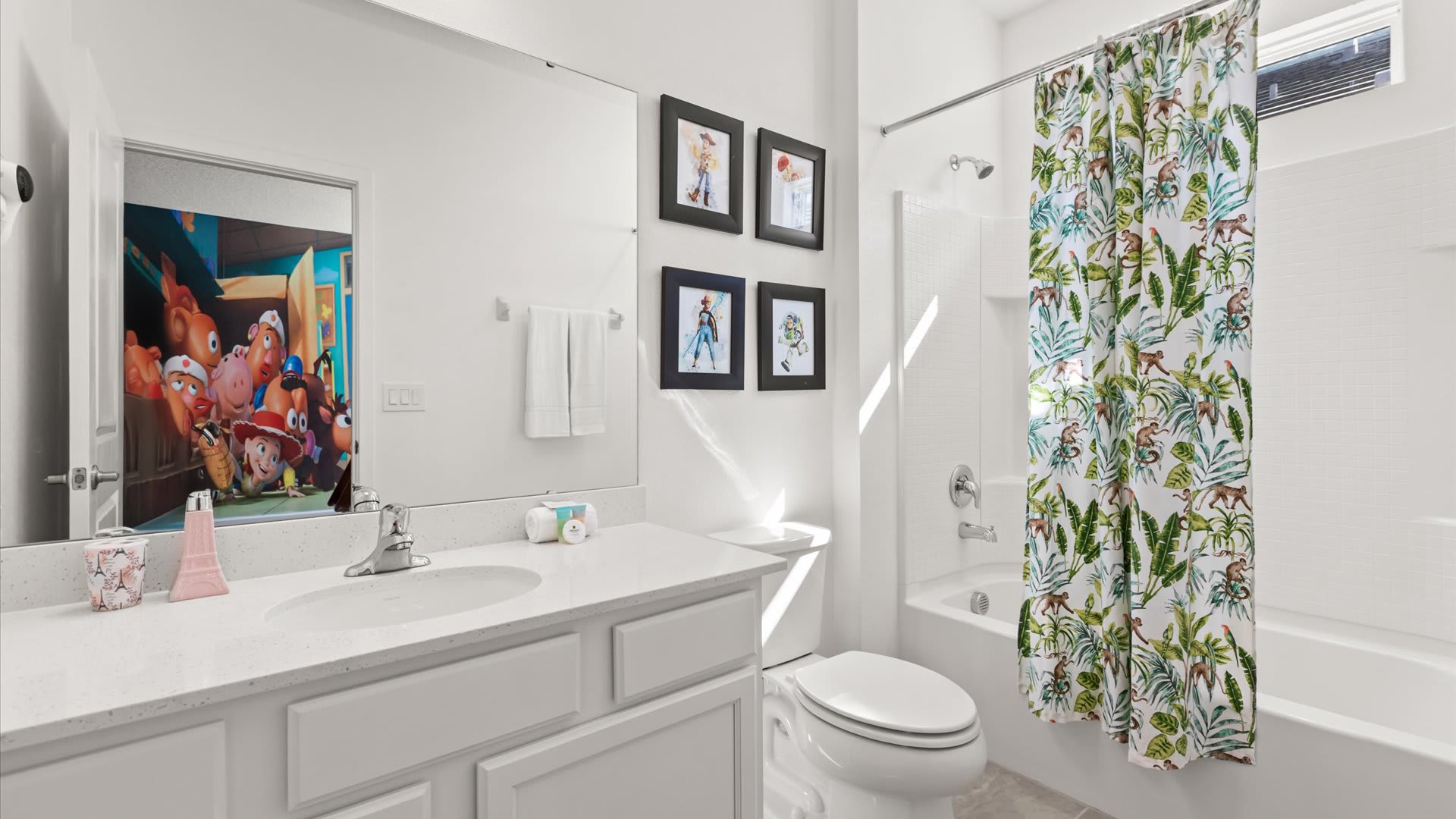 Bright full bathroom with shower/bathtub combo