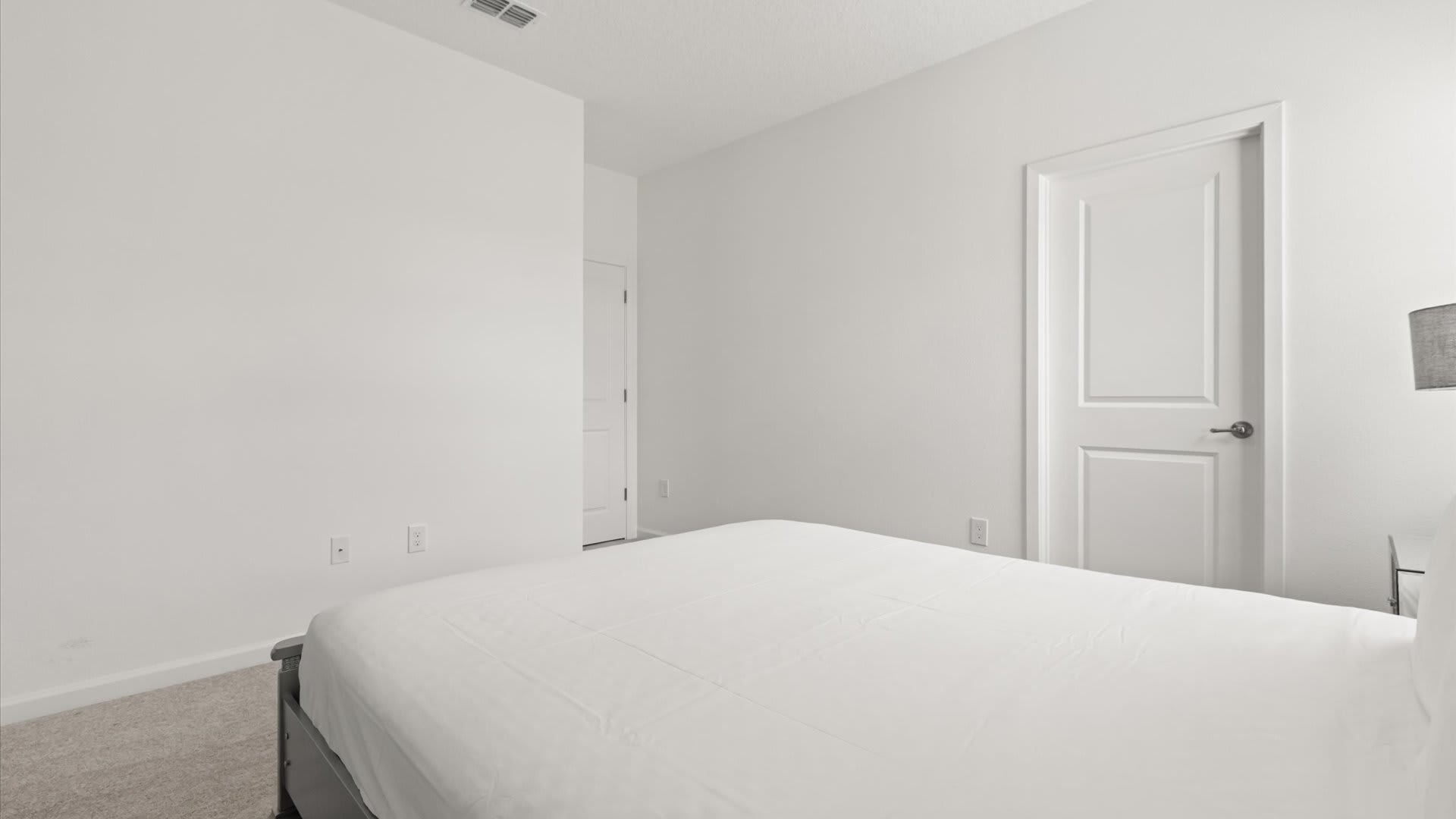 Bedroom – Queen Suite
Bright and comfortable bedroom featuring a Queen bed, and ensuite with shower and tub combo.