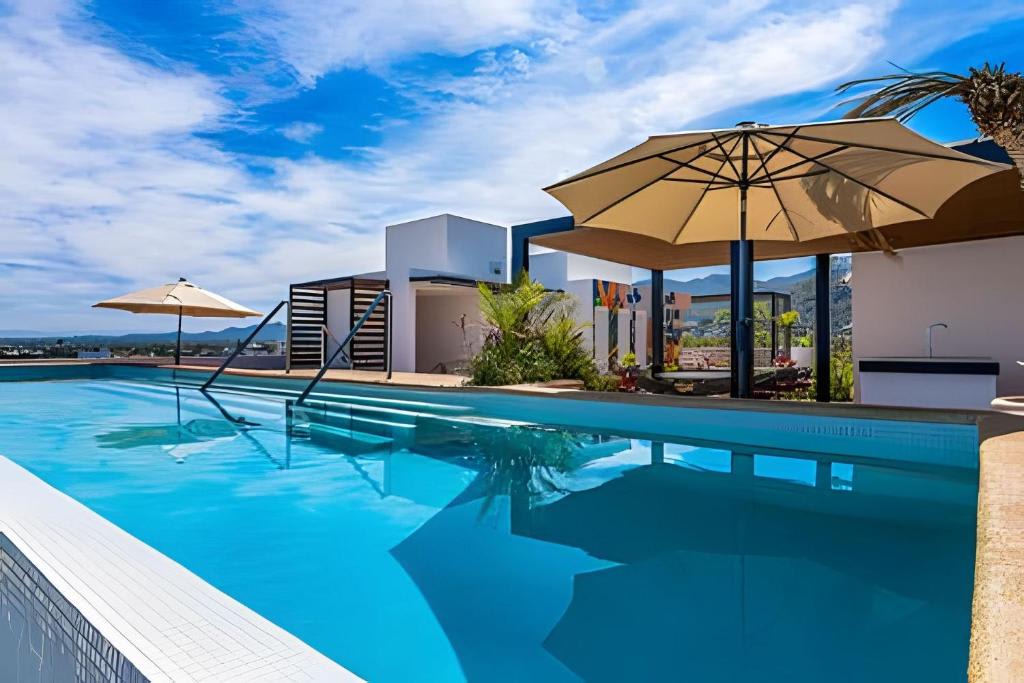 Boho 2 BR Condo - Dowtown - Rooftop Pool - Jacuzzi
